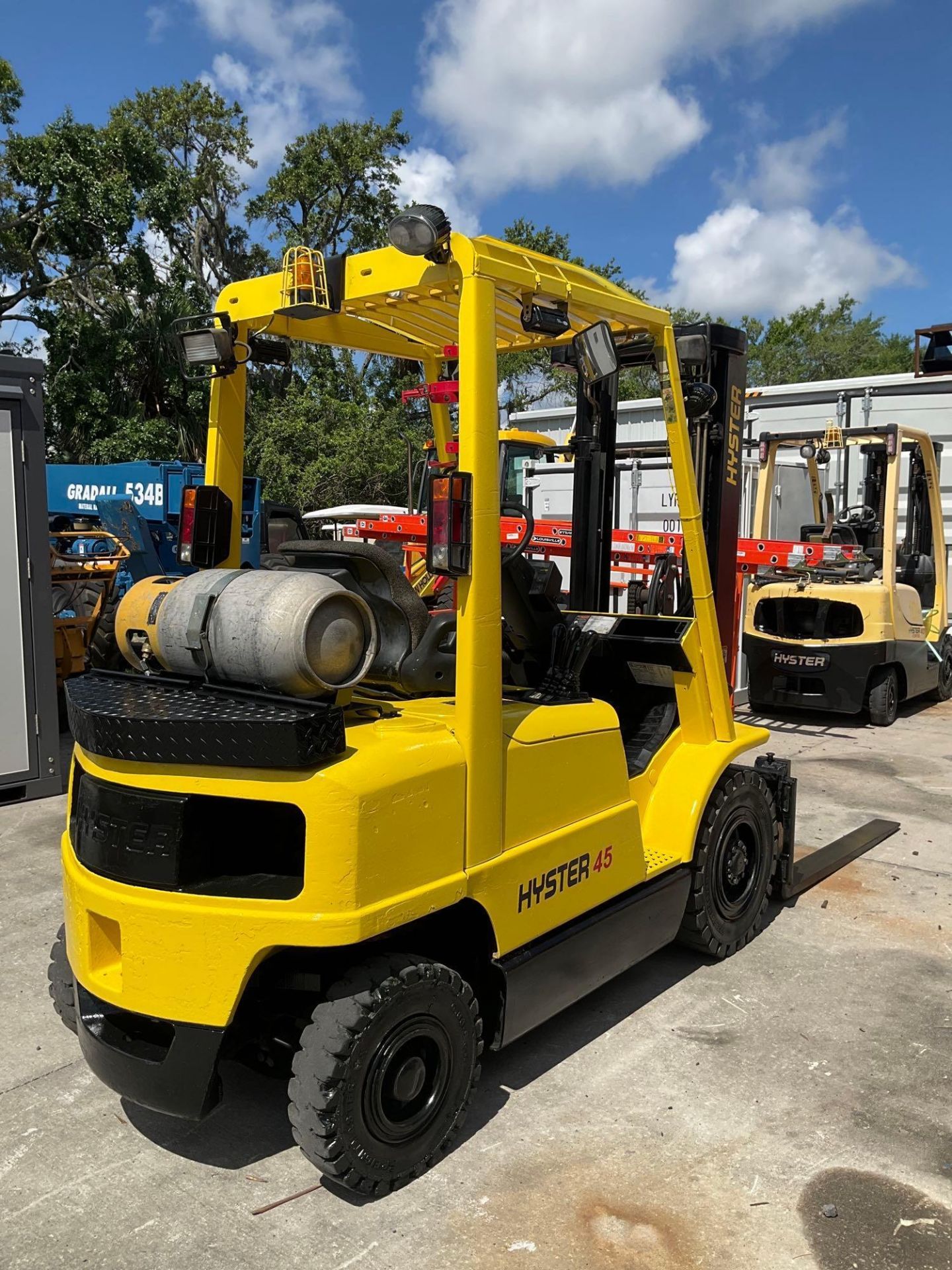 HYSTER FORKLIFT MODEL H45XM, LP POWERED, APPROX MAX HEIGHT 144in, TILT, SIDE SHIFT, RUNS AND OPERATE - Image 5 of 13