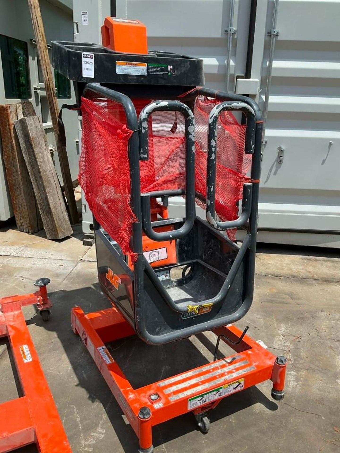 ( 1 ) JLG PERSONAL PORTABLE LIFTPOD MODEL FT140, APPROX MAX CAPACITY 330LBS, APPROX MAX HEIGHT 13.5F - Image 11 of 13