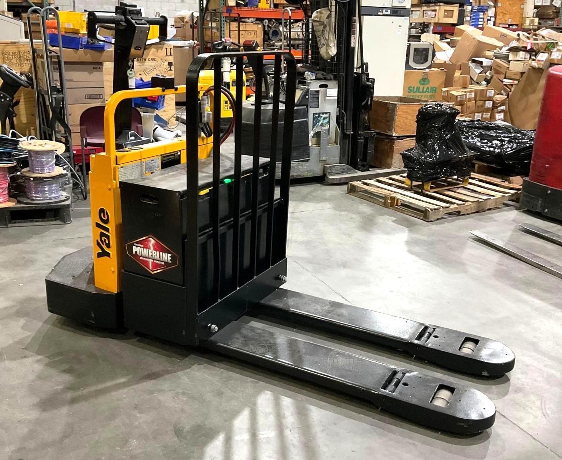 YALE PALLET JACK MODEL MPE040LBN24C2748, ELECTRIC, 24 VOLTS, APPROX MAX CAPACITY 4000LBS, RUNS AND O - Image 2 of 12