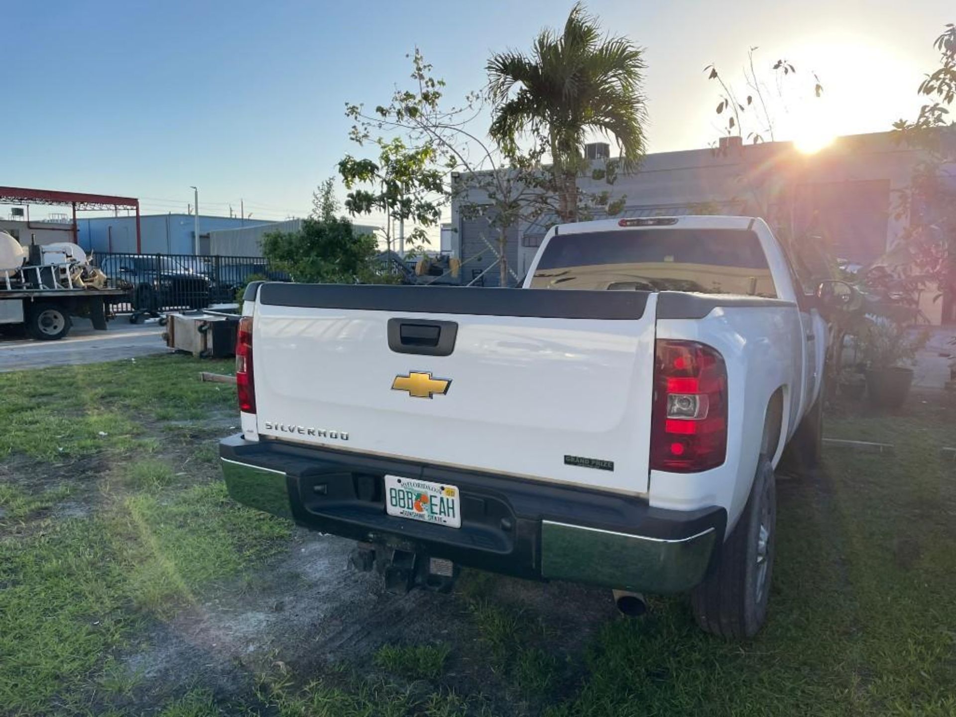 2011 CHEVROLET SILVERADO 2500HD TRUCK, GAS AUTOMATIC, APPROX GVWR 9300LBS, RUNS & DRIVES - Image 5 of 20