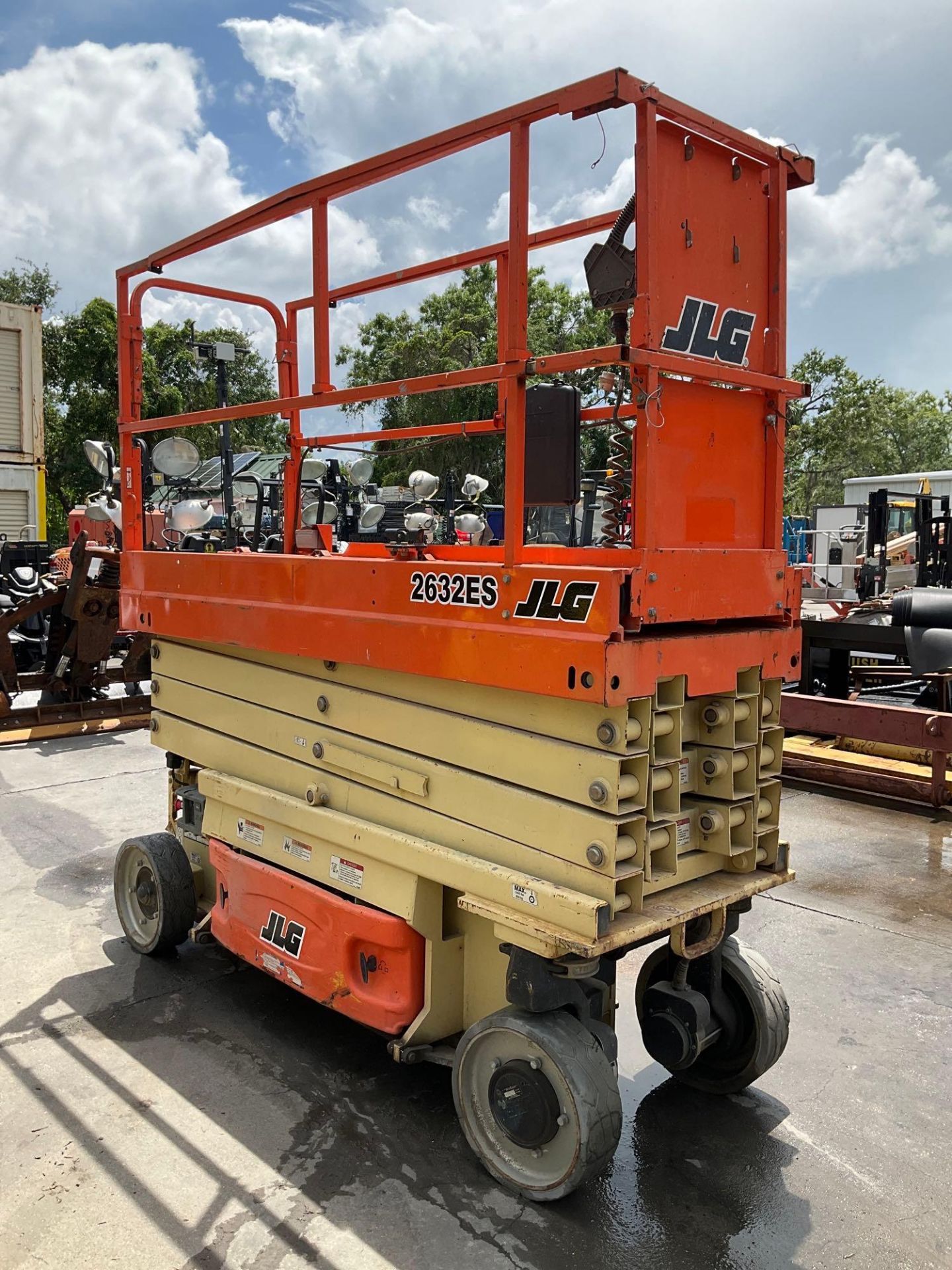 JLG SCISSOR LIFT MODEL 2632 ES, ELECTRIC, APPROX MAX PLATFORM HEIGHT 25FT, NON MARKING TIRES, BUILT - Image 3 of 13