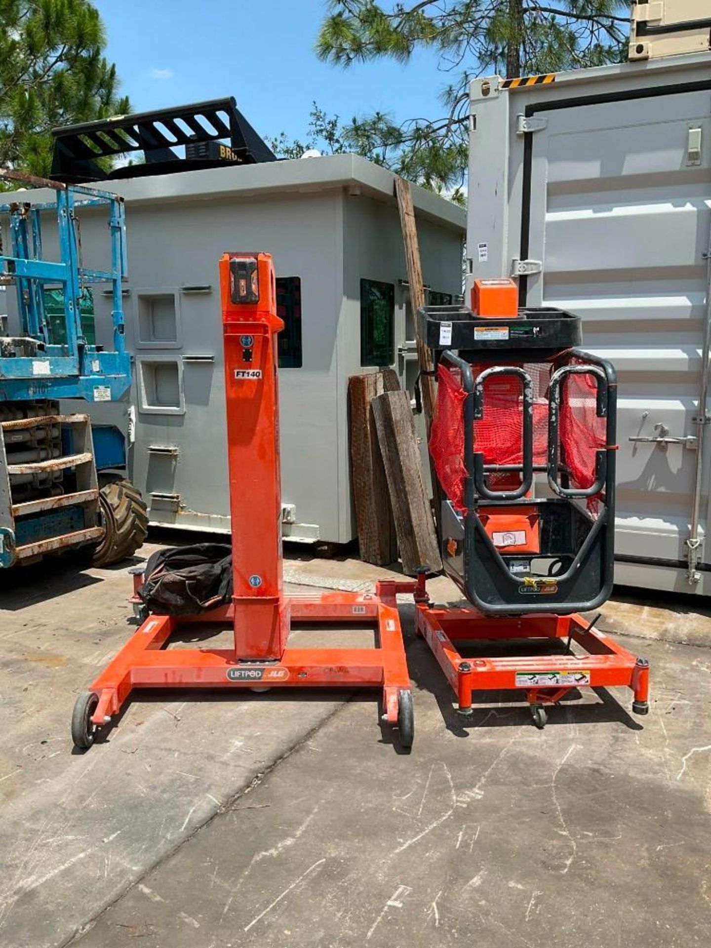 ( 1 ) JLG PERSONAL PORTABLE LIFTPOD MODEL FT140, APPROX MAX CAPACITY 330LBS, APPROX MAX HEIGHT 13.5F