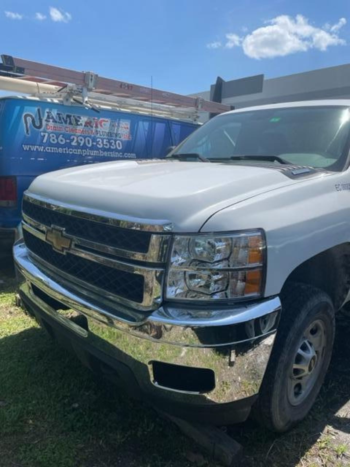 2011 CHEVROLET SILVERADO 2500HD TRUCK, GAS AUTOMATIC, APPROX GVWR 9300LBS, RUNS & DRIVES - Image 4 of 20