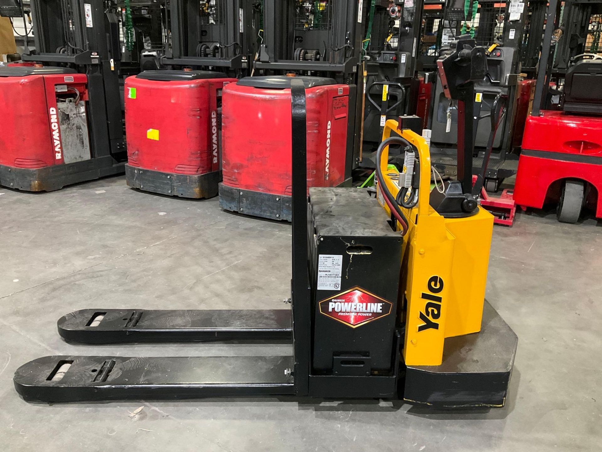YALE PALLET JACK MODEL MPE040LBN24C2748, ELECTRIC, 24 VOLTS, APPROX MAX CAPACITY 4000LBS, RUNS AND O - Image 6 of 12