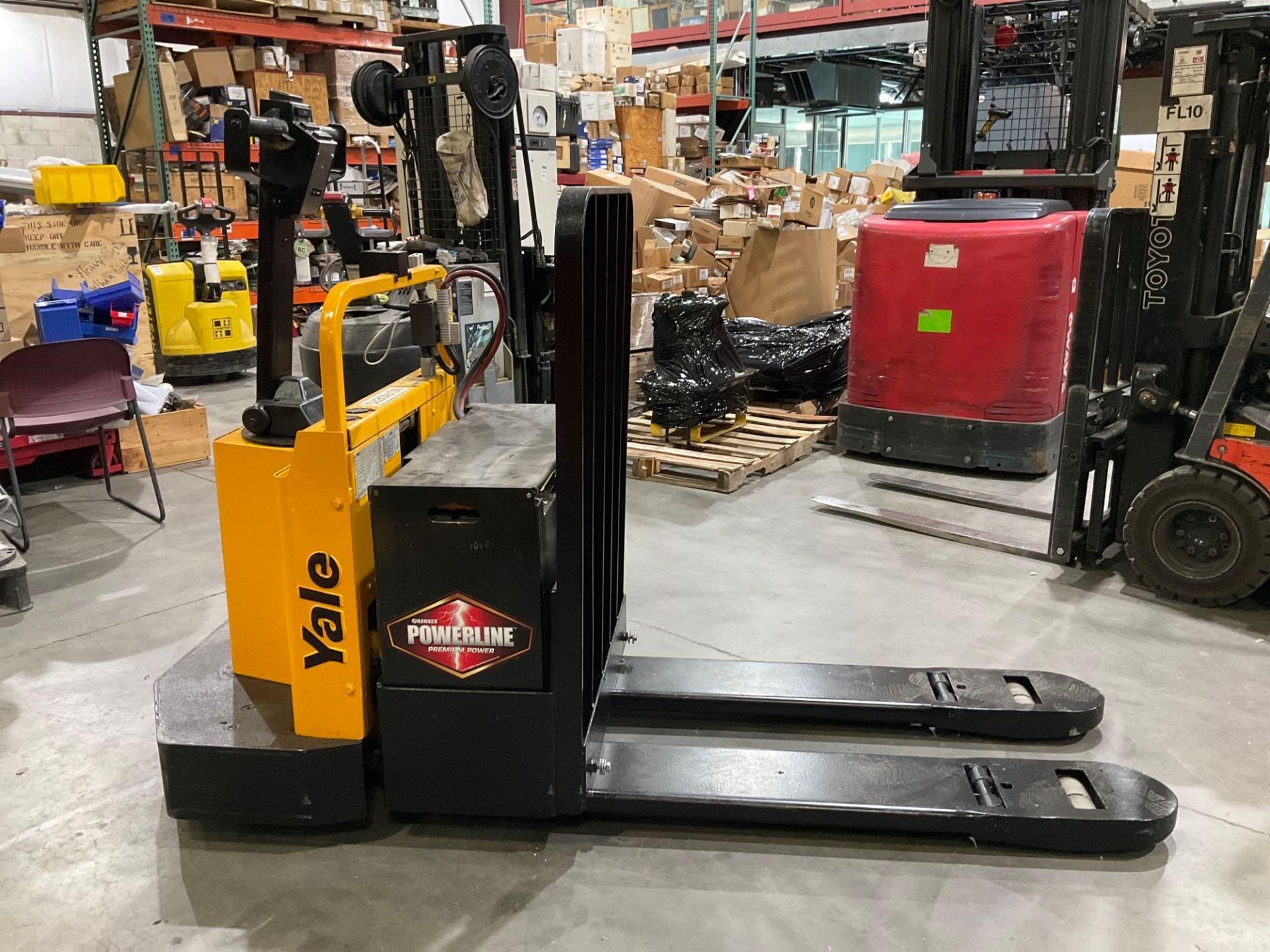 YALE PALLET JACK MODEL MPE040LBN24C2748, ELECTRIC, 24 VOLTS, APPROX MAX CAPACITY 4000LBS, RUNS AND O - Image 3 of 12