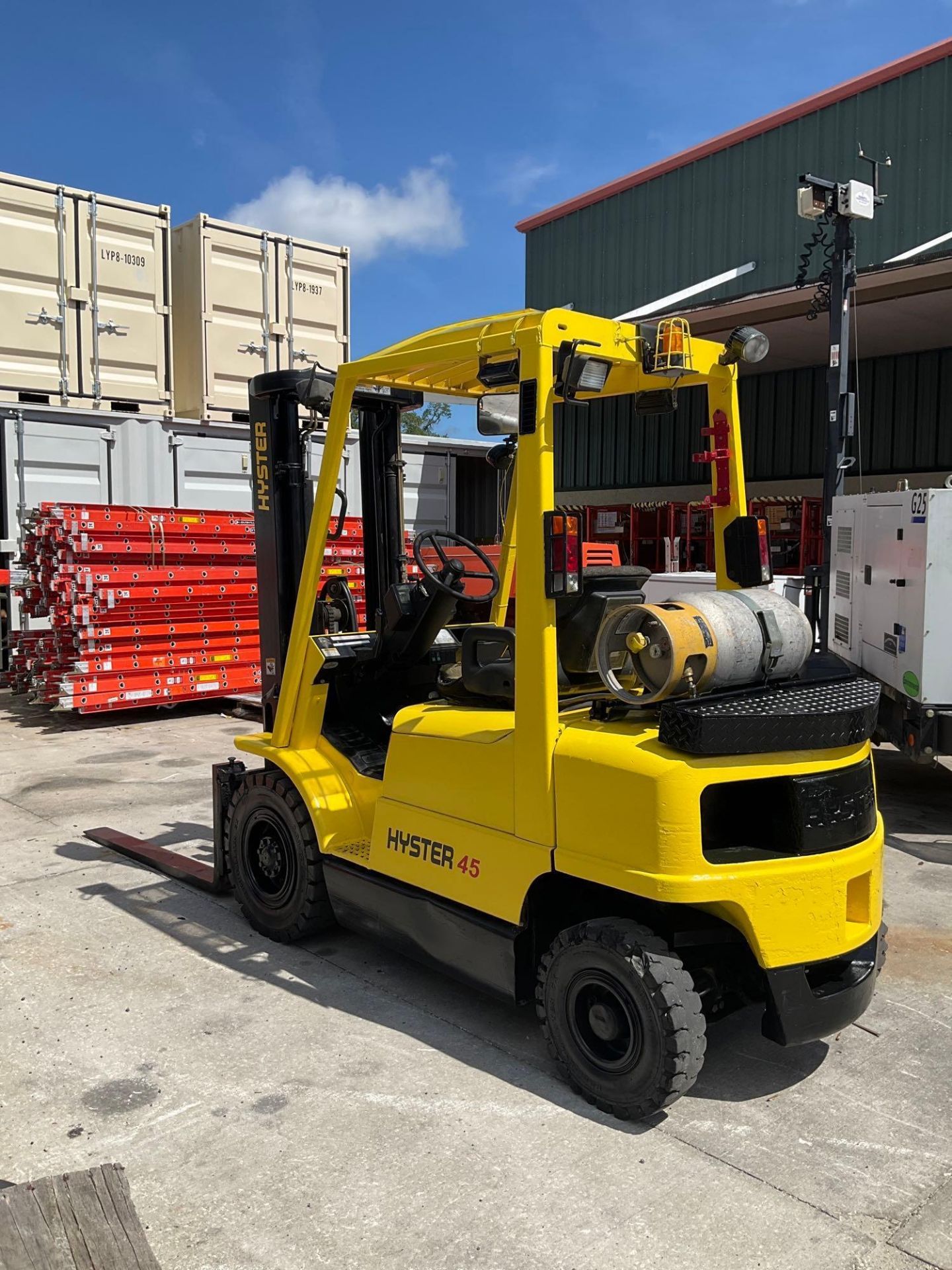 HYSTER FORKLIFT MODEL H45XM, LP POWERED, APPROX MAX HEIGHT 144in, TILT, SIDE SHIFT, RUNS AND OPERATE - Image 3 of 13