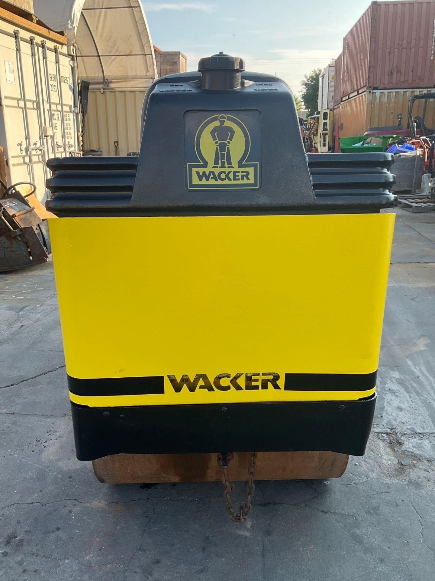 WACKER RIDE ON VIBRATORY DOUBLE DRUM ASPHALT ROLLER MODEL RD11A, GAS POWERED, BRIGGS & STRATTON VANG - Image 5 of 12