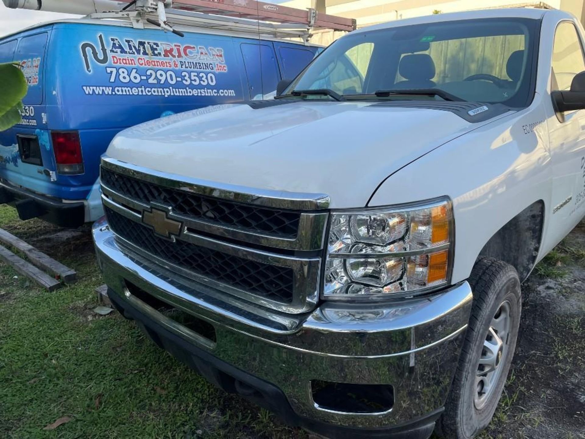 2011 CHEVROLET SILVERADO 2500HD TRUCK, GAS AUTOMATIC, APPROX GVWR 9300LBS, RUNS & DRIVES - Image 3 of 20