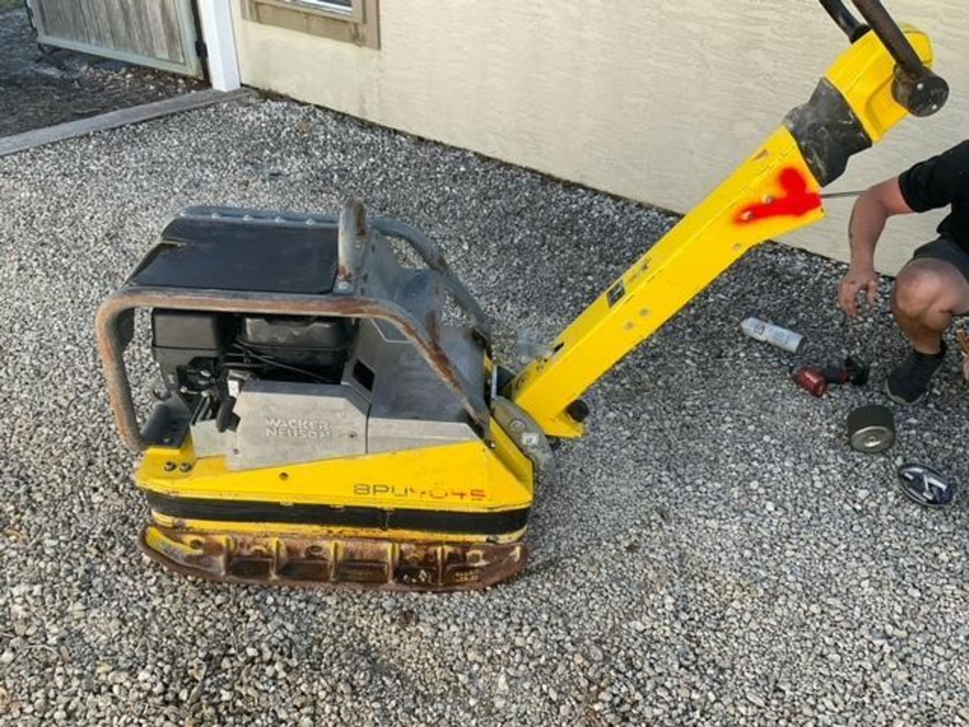 2020 WACKER NEUSON VIBRATORY PLATE COMPACTOR MODEL BPU4045A, GAS POWERED, HONDA ENGINE , APPROX 5.1