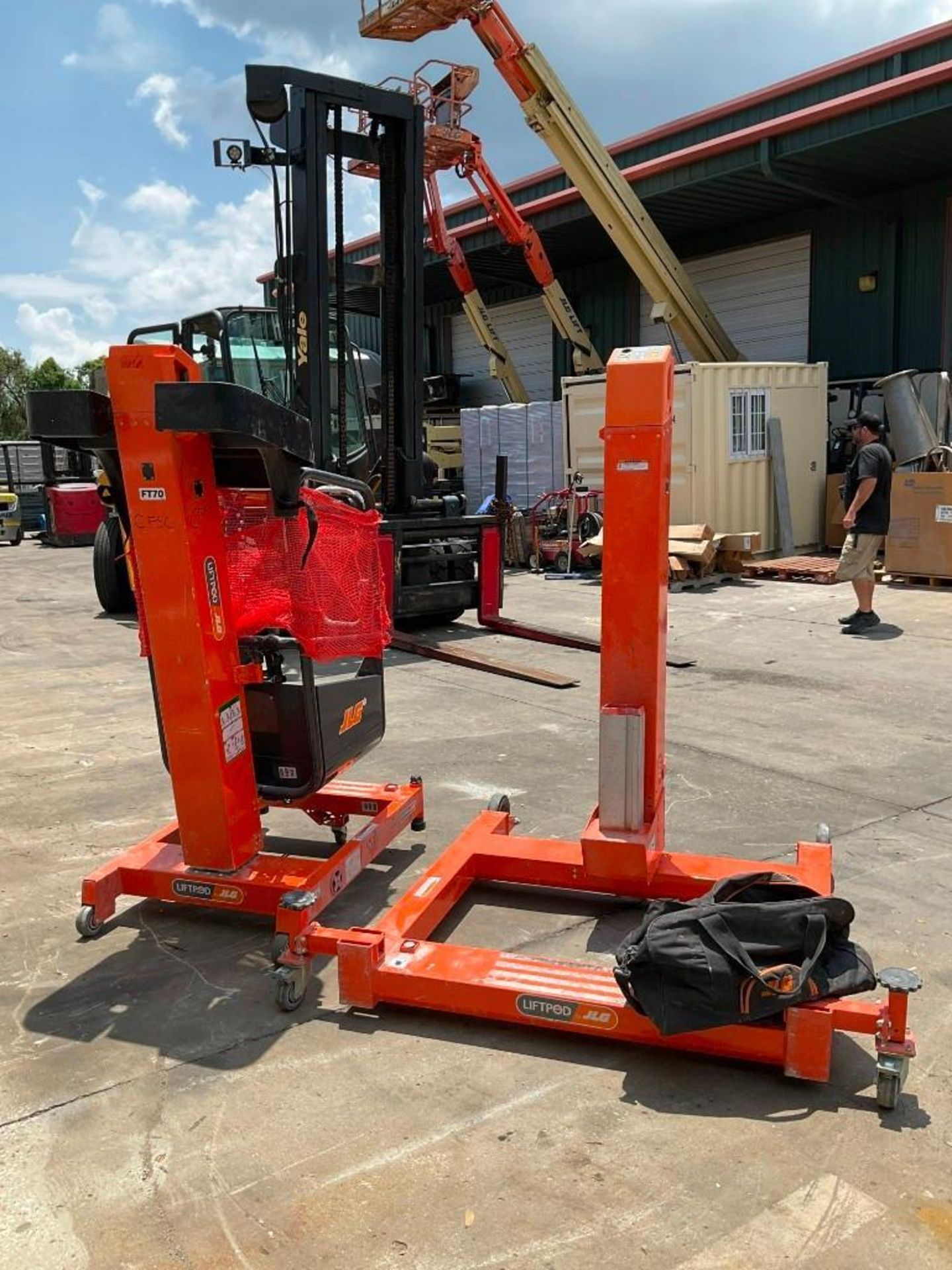 ( 1 ) JLG PERSONAL PORTABLE LIFTPOD MODEL FT140, APPROX MAX CAPACITY 330LBS, APPROX MAX HEIGHT 13.5F - Image 4 of 13