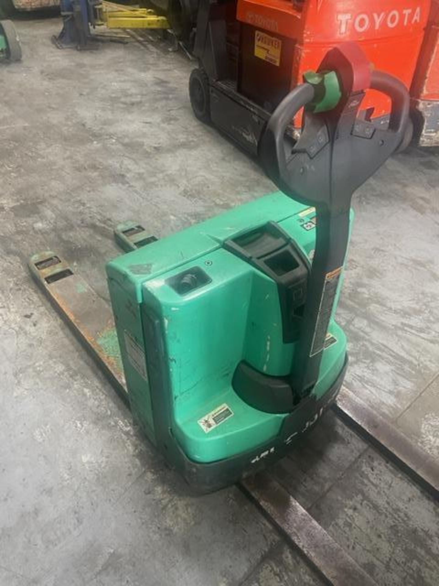MITSUBISHI PALLET JACK MODEL PW23, ELECTRIC, APPROX 24V, APPROX MAX CAPACITY 4500, NEEDS NEW BATTERY - Image 2 of 3