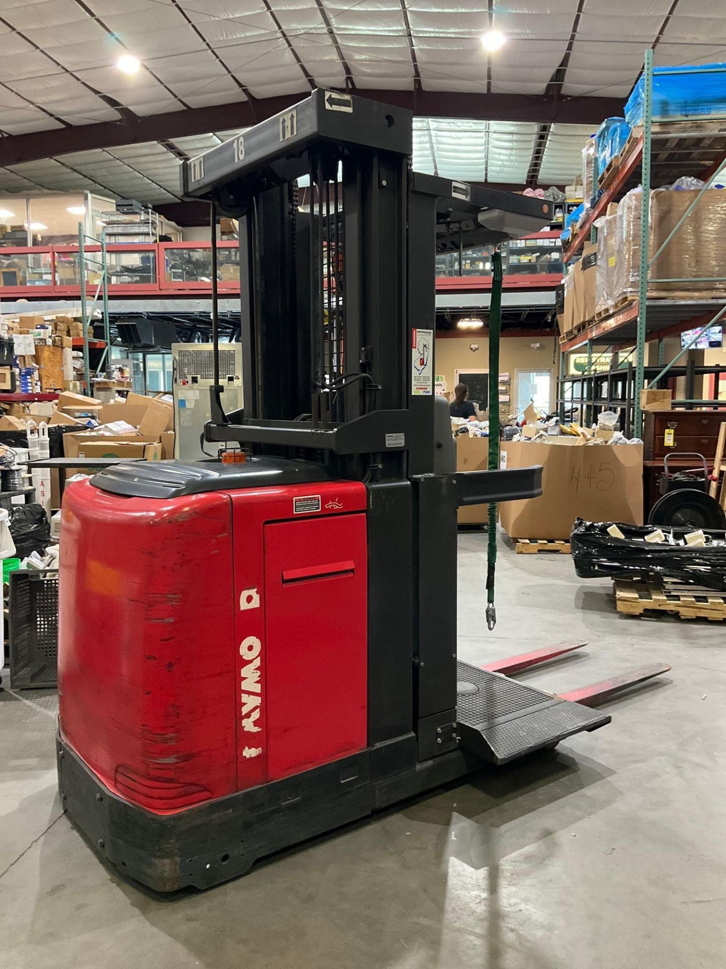 RAYMOND ORDER PICKER MODEL 560-OPC30TT, ELECTRIC, APPROX MAX CAPACITY 3000, APPROX MAX HEIGHT 210in, - Image 5 of 11