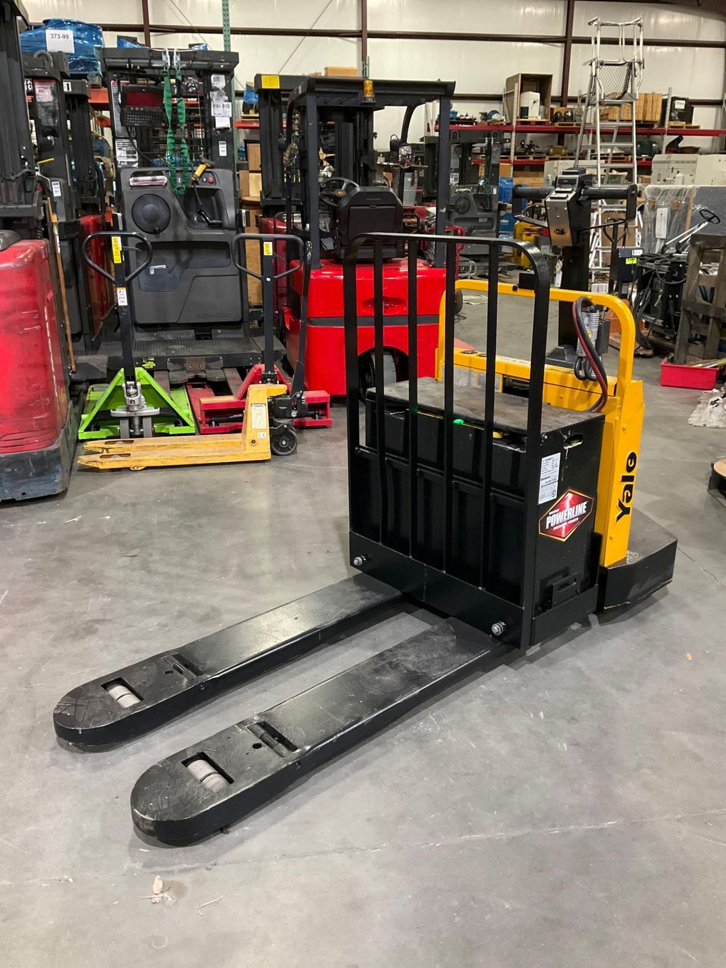 YALE PALLET JACK MODEL MPE040LBN24C2748, ELECTRIC, 24 VOLTS, APPROX MAX CAPACITY 4000LBS, RUNS AND O - Image 7 of 12