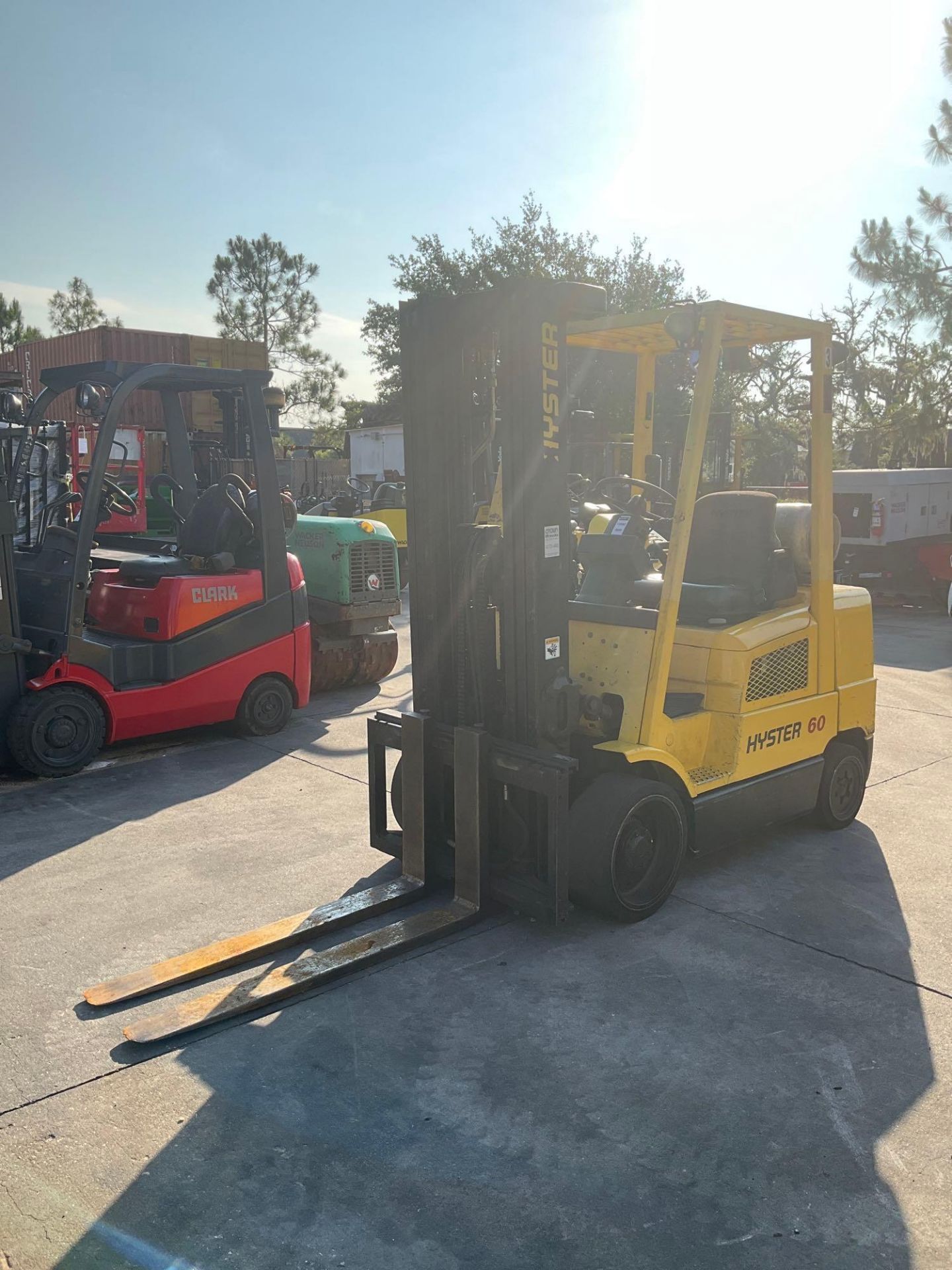 HYSTER 60 FORKLIFT MODEL S60XM, LP POWERED, APPROX MAX CAPACITY 5500LBS - Image 7 of 13