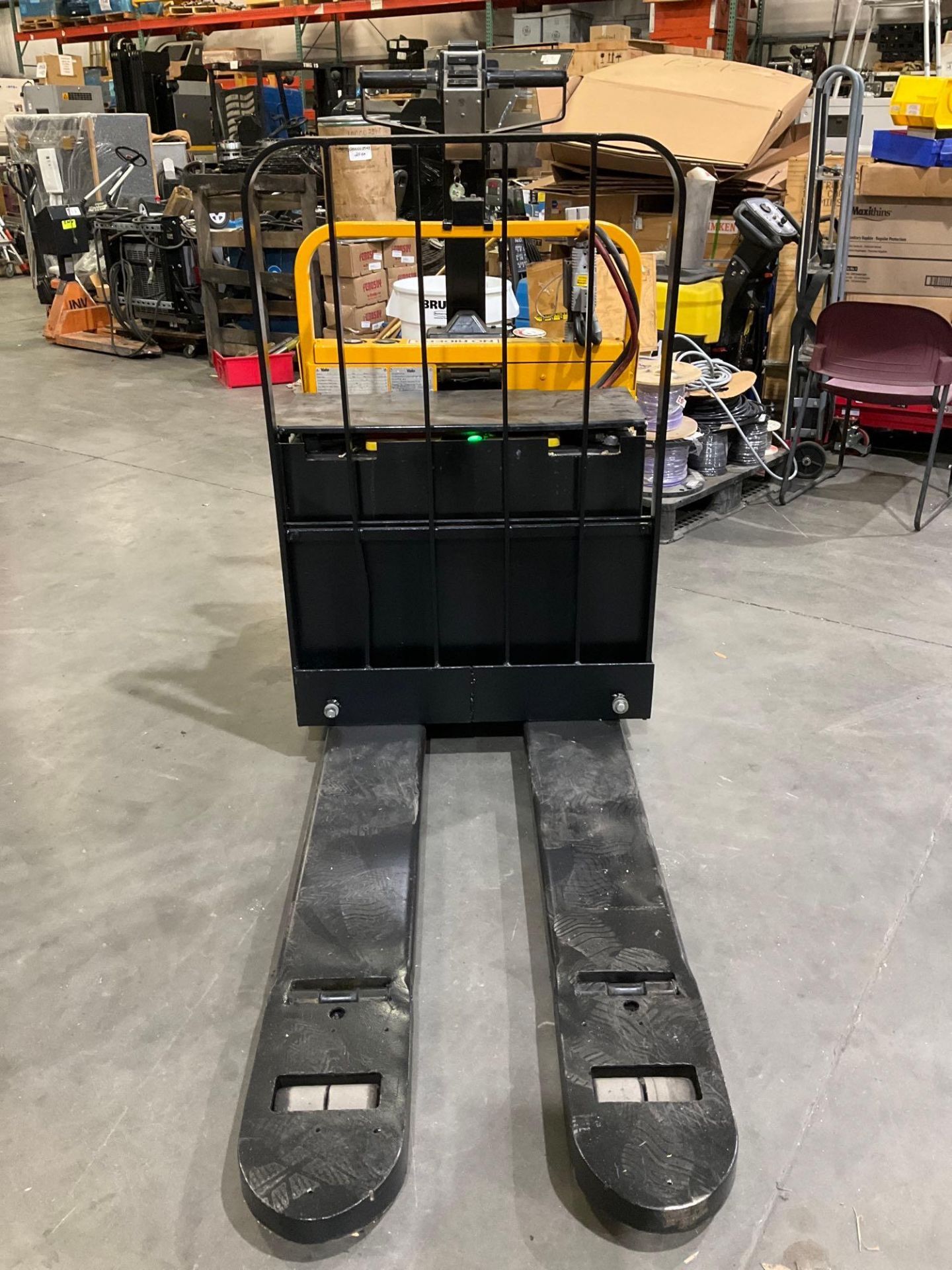 YALE PALLET JACK MODEL MPE040LBN24C2748, ELECTRIC, 24 VOLTS, APPROX MAX CAPACITY 4000LBS, RUNS AND O - Image 8 of 12