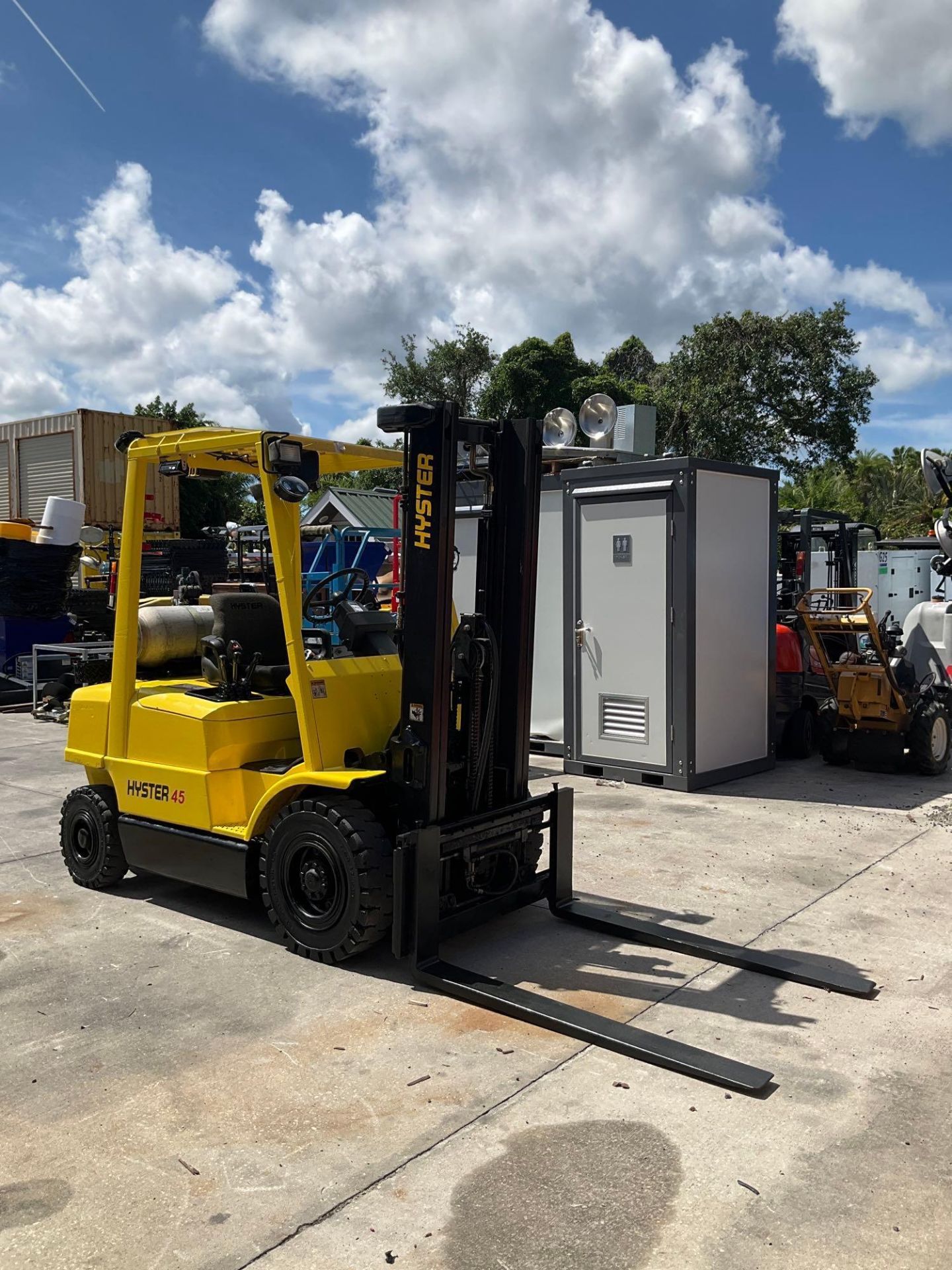 HYSTER FORKLIFT MODEL H45XM, LP POWERED, APPROX MAX HEIGHT 144in, TILT, SIDE SHIFT, RUNS AND OPERATE - Image 7 of 13