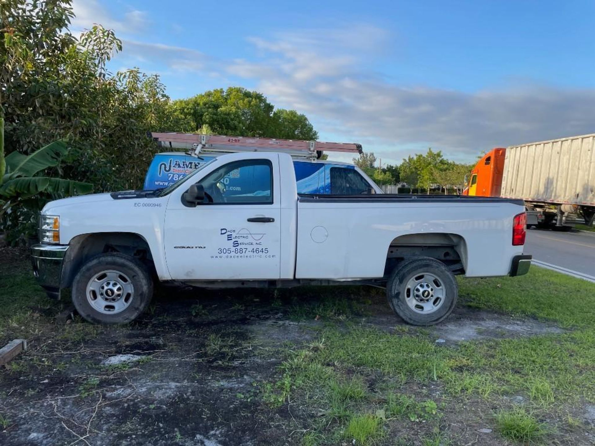 2011 CHEVROLET SILVERADO 2500HD TRUCK, GAS AUTOMATIC, APPROX GVWR 9300LBS, RUNS & DRIVES