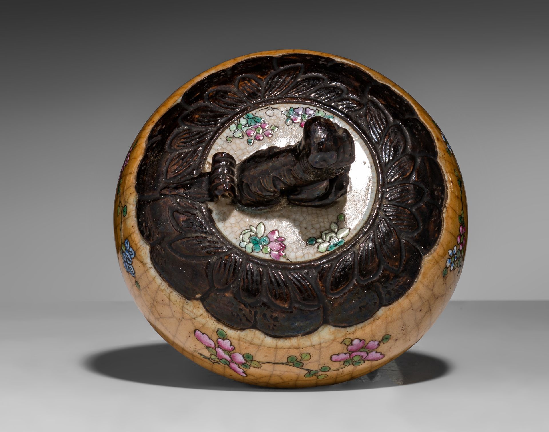 A Chinese famille rose 'Battle scene' Nanking stoneware lidded vase, 19thC, Total H 66 cm - Bild 8 aus 10