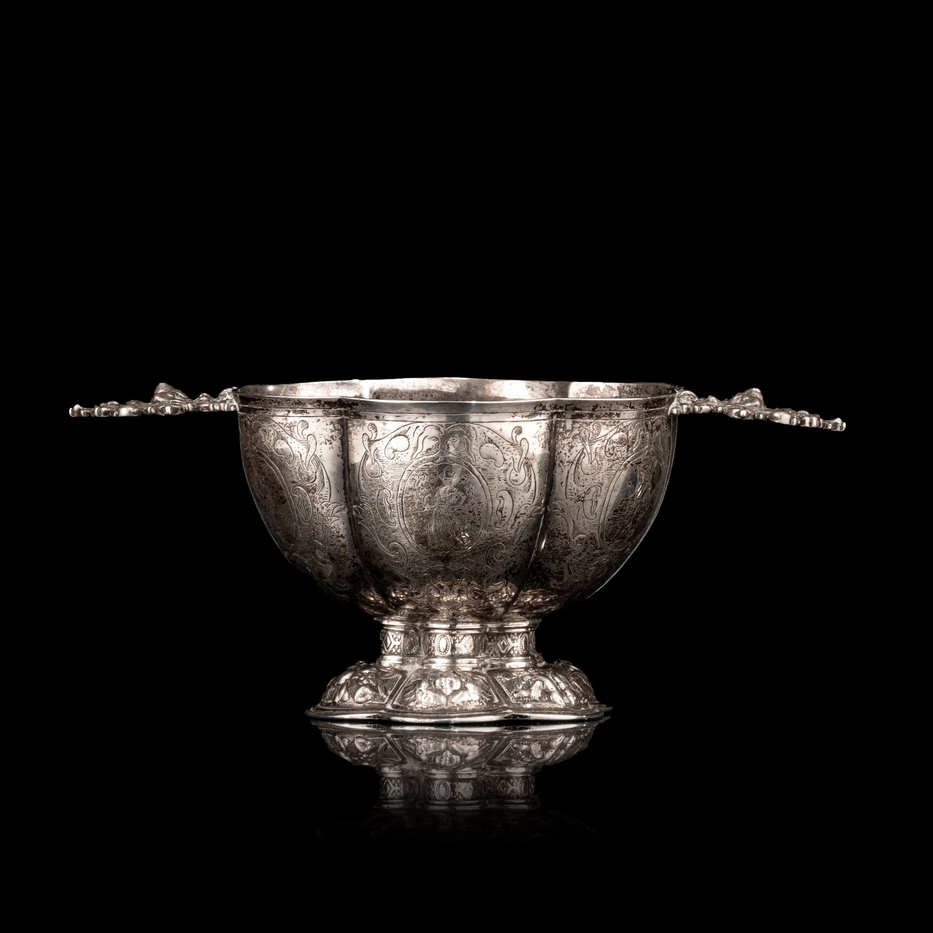 A silver bowl, with apocryphal Dokkum hallmarks, year letter R, H 8 cm, weight: 232 g - Image 2 of 8