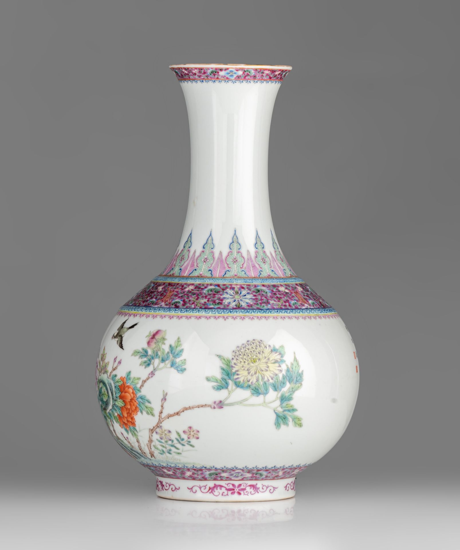 A fine Chinese famille rose 'Birds and Flowers' bottle vase, with a Qianlong mark, Republic period, - Bild 4 aus 9