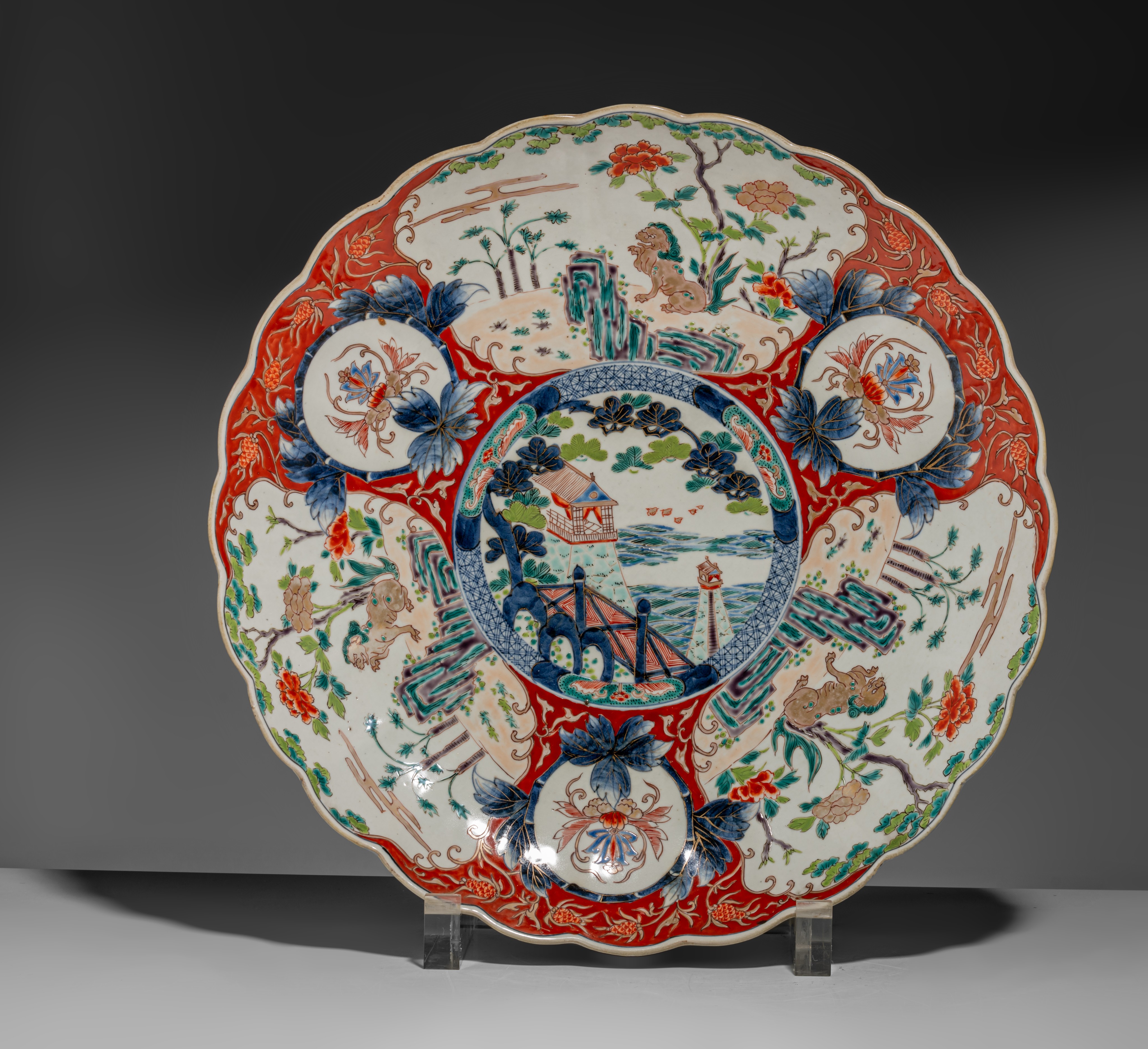 Two fine Japanese Imari 'Shishi' plates, Meiji, ø cm - Image 2 of 5