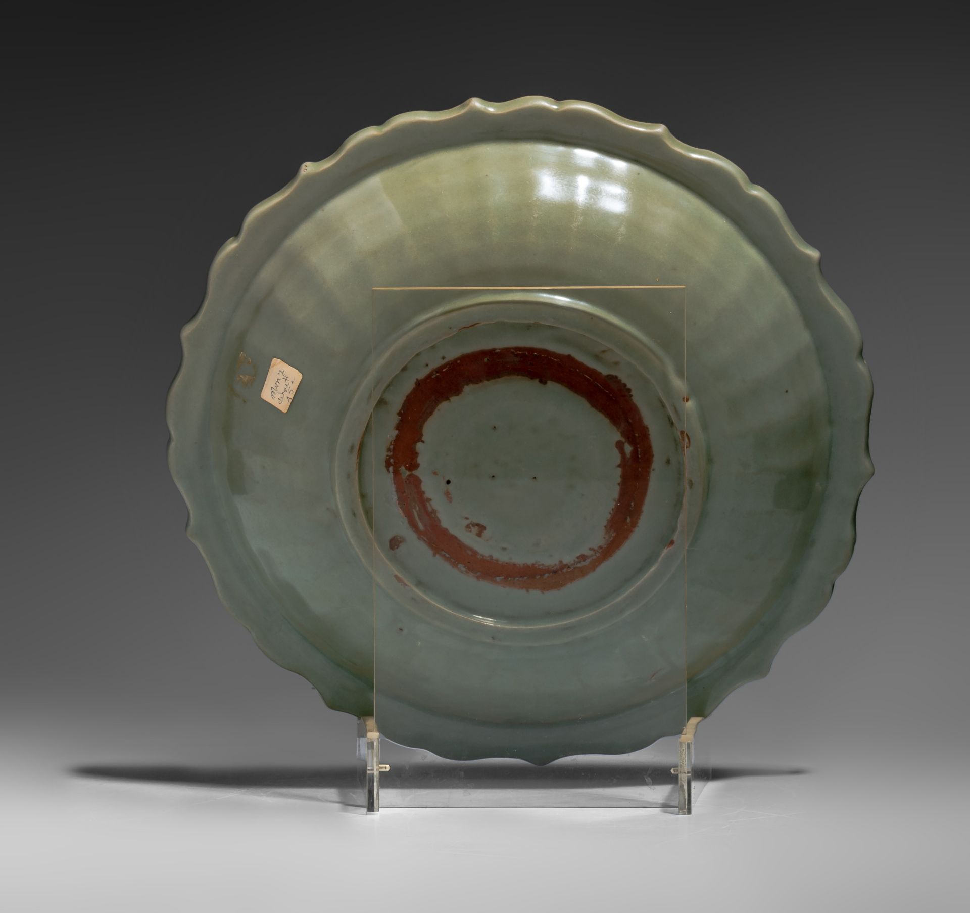 A Chinese carved Longquan celadon bracket-lobed rim 'Lotus Pond' charger, Ming period, ø 34,5 cm - Bild 3 aus 3