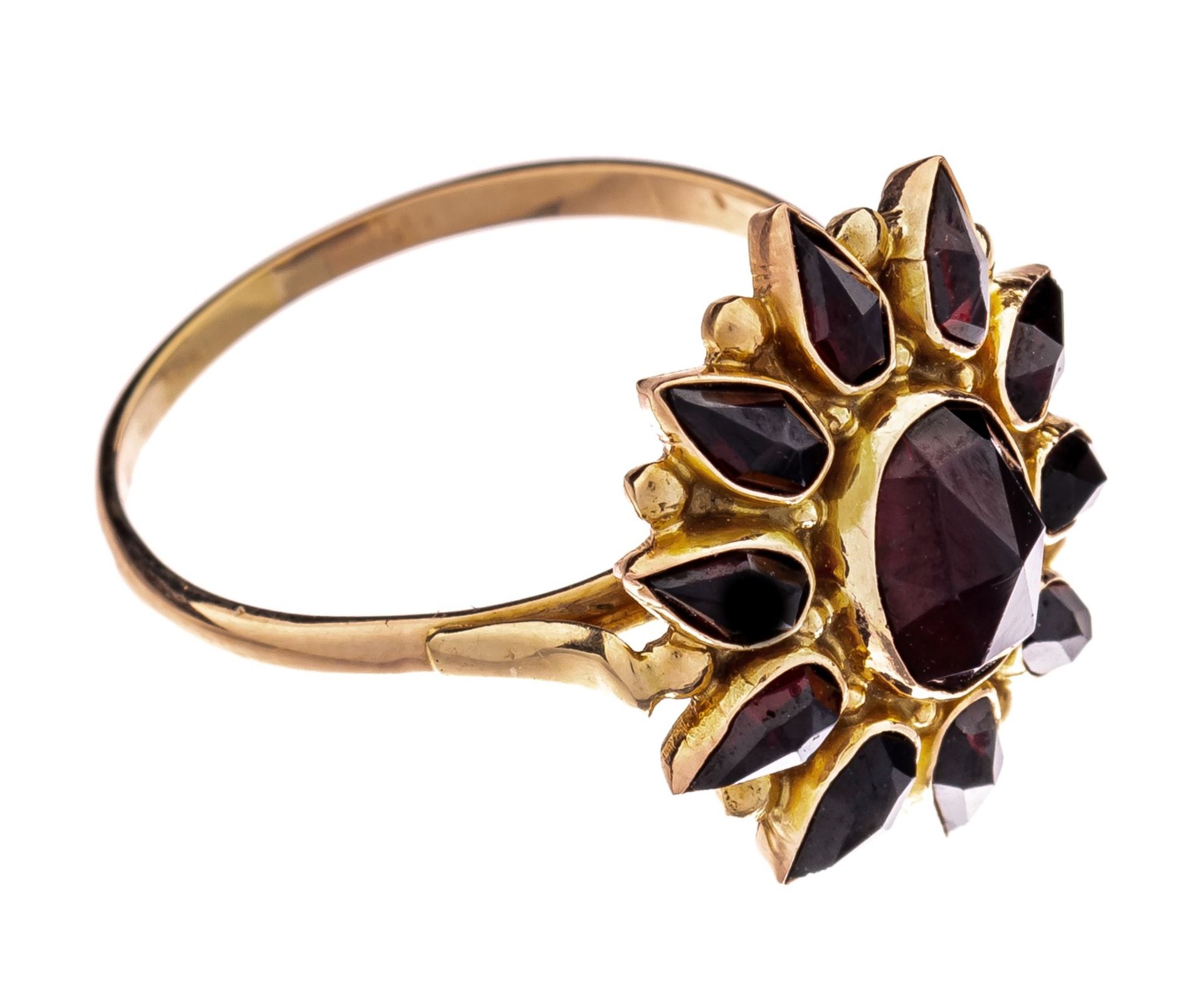 A floral-shaped ring in 18ct yellow gold, set with garnets, 4 g
