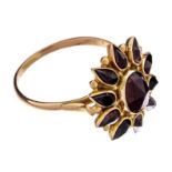 A floral-shaped ring in 18ct yellow gold, set with garnets, 4 g