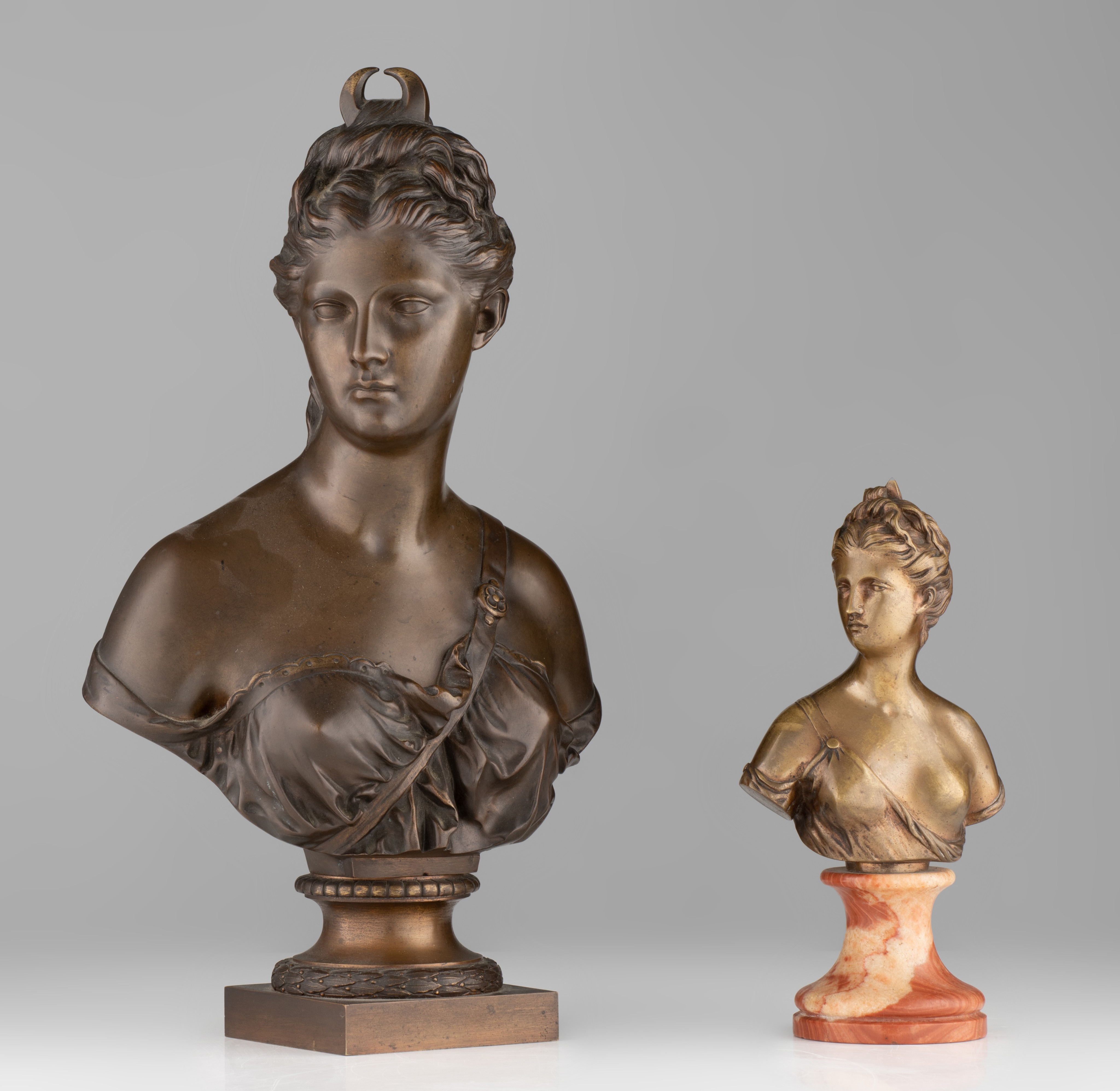 A larger and a smaller bronze bust of Diana, both after Houdon, H 27 - 47 cm - Image 3 of 7