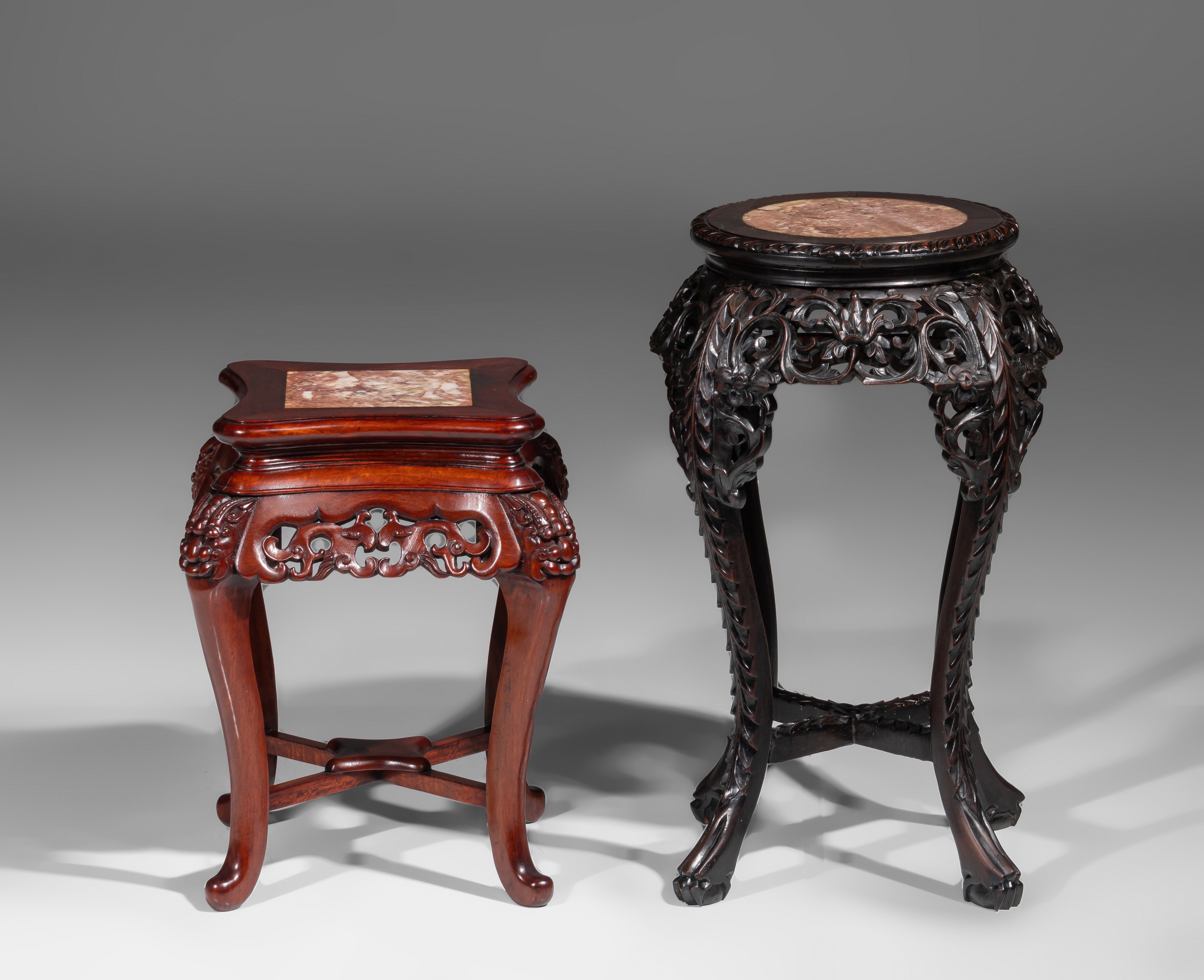 A collection of four carved low hardwood stands, with marble tops, late Qing, tallest H 61,5 cm (4) - Image 6 of 13