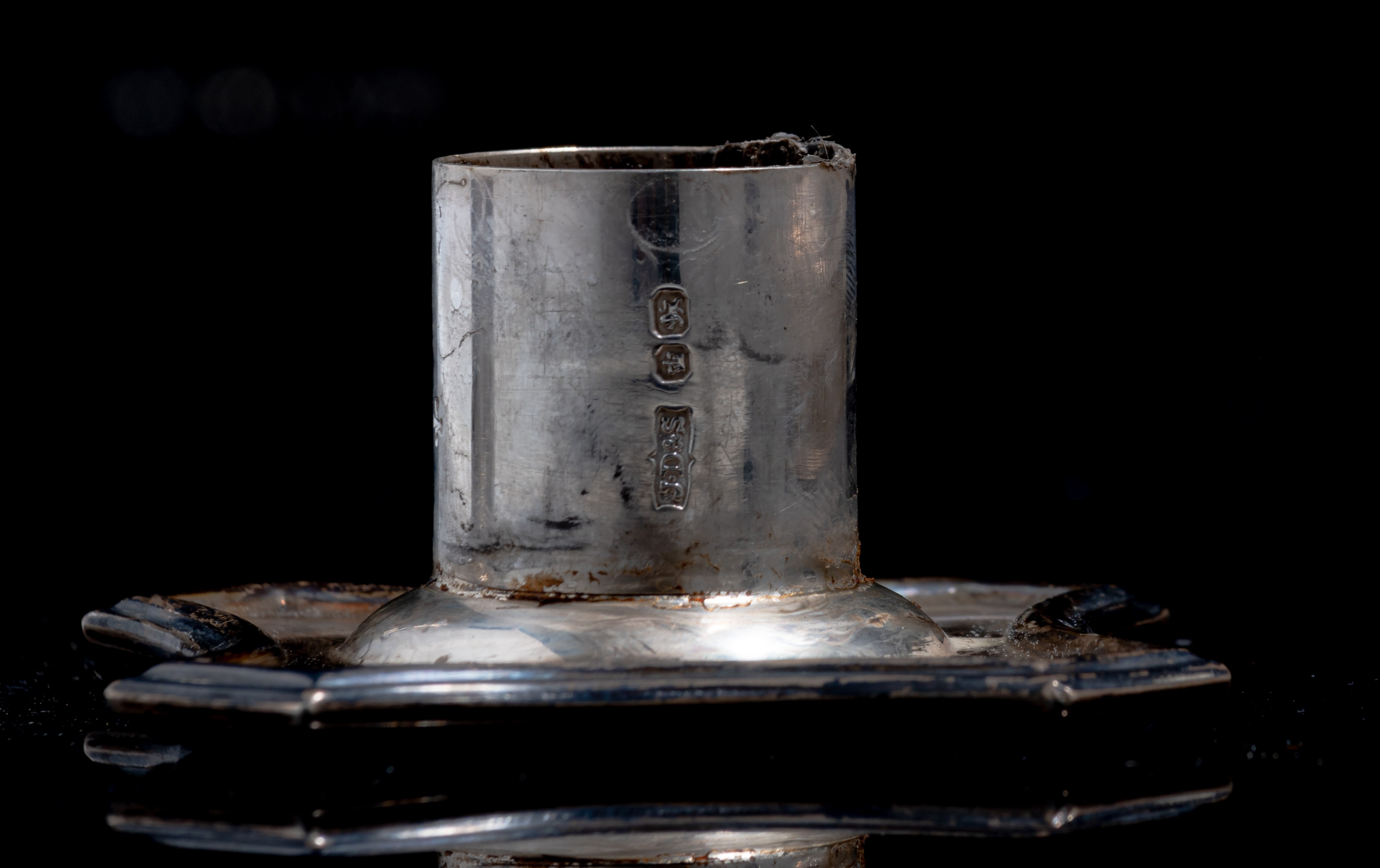 A pair of English sterling silver Neoclassical column-shaped candlesticks, hallmarked Sheffield, H 3 - Image 10 of 11