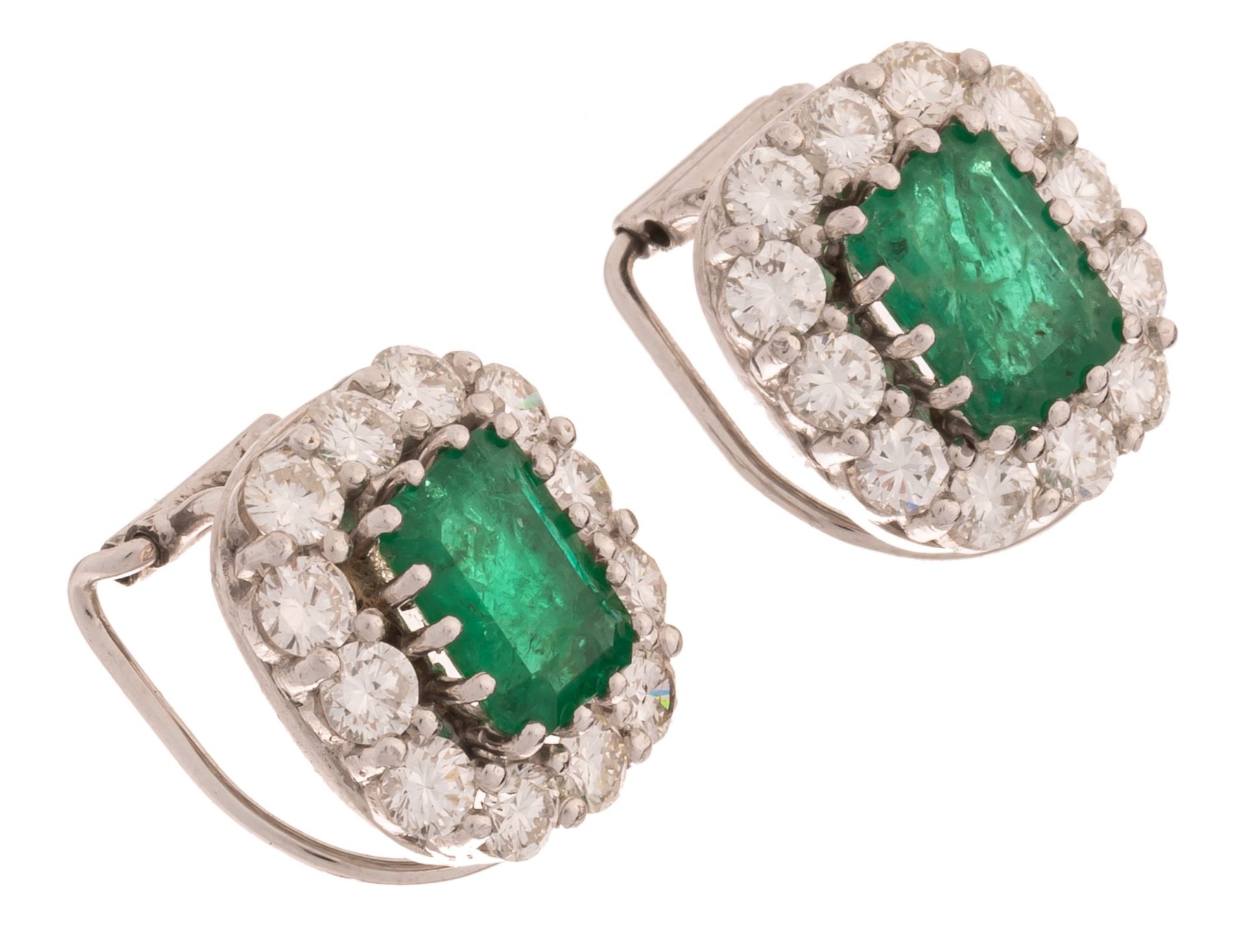 A pair of earrings in 18ct white gold, set with brilliant-cut diamonds and emeralds, 8,6 g