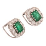 A pair of earrings in 18ct white gold, set with brilliant-cut diamonds and emeralds, 8,6 g