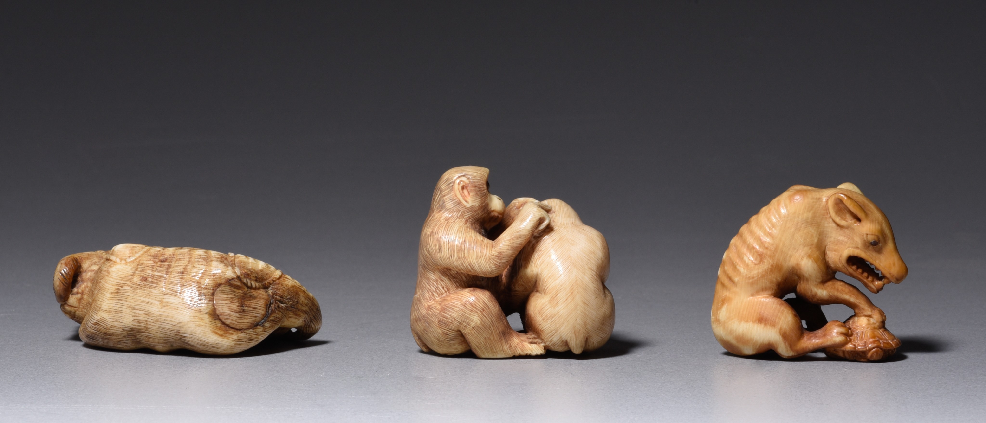 Two Japanese ivory okimono and one ditto netsuke, all signed Tomotada, 13g - 22g - 20g (+) - Image 3 of 6