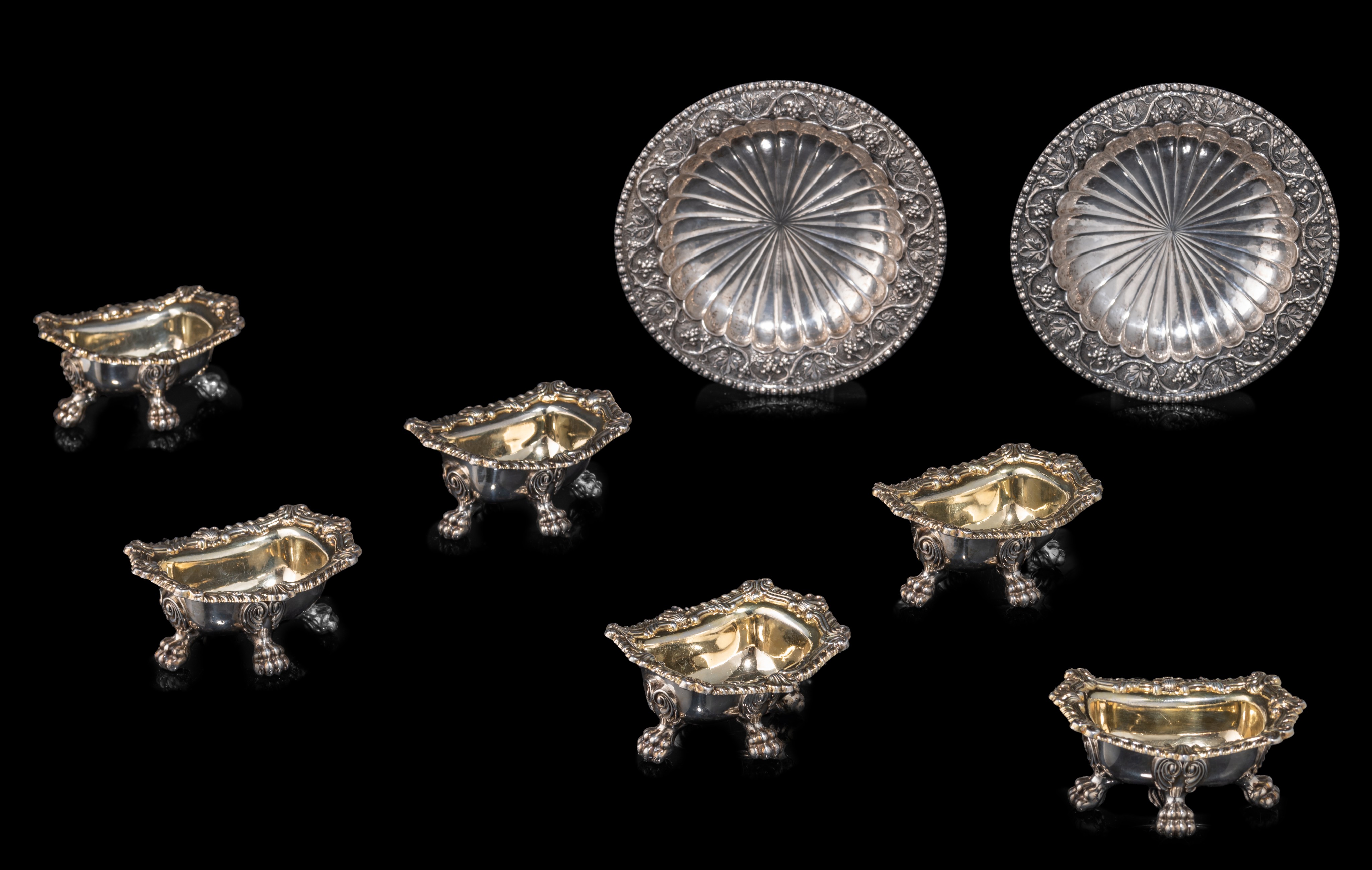 A various lot of silver, containing two plates and 6 salts, ø 16,5 - H 5,5 cm - total weight 1.181 g