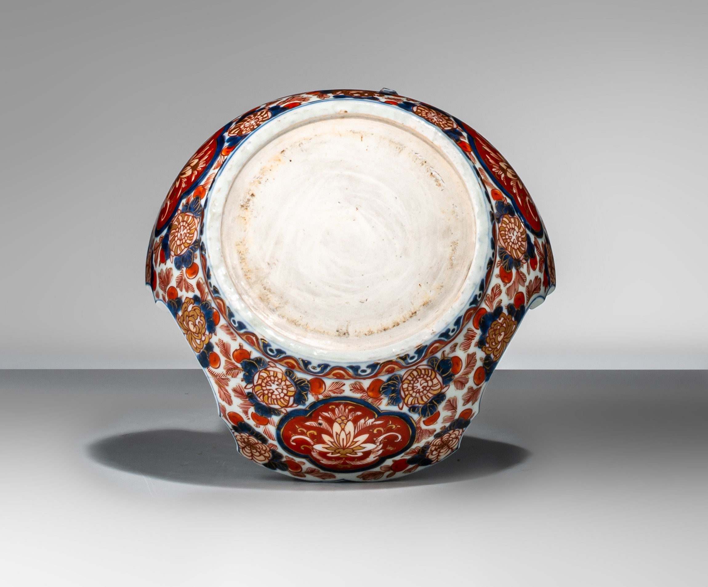 A pair of Japanese Imari covered vases, on a porcelain base, early Meiji, Total H 82,5 cm - Image 10 of 17