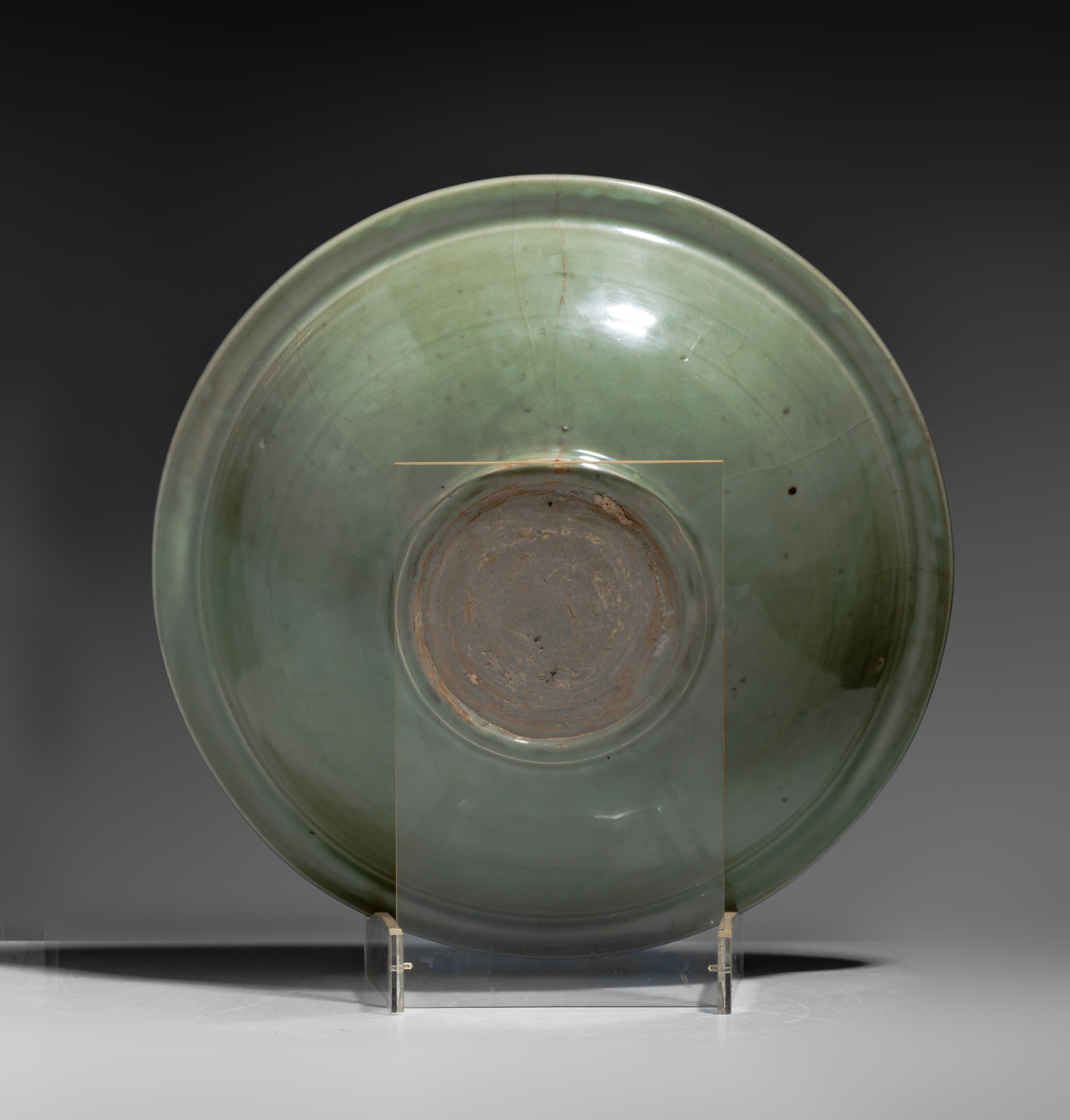 A Chinese carved Longquan celadon 'Crane' charger, Ming period, ø 37,5 cm - Image 3 of 3