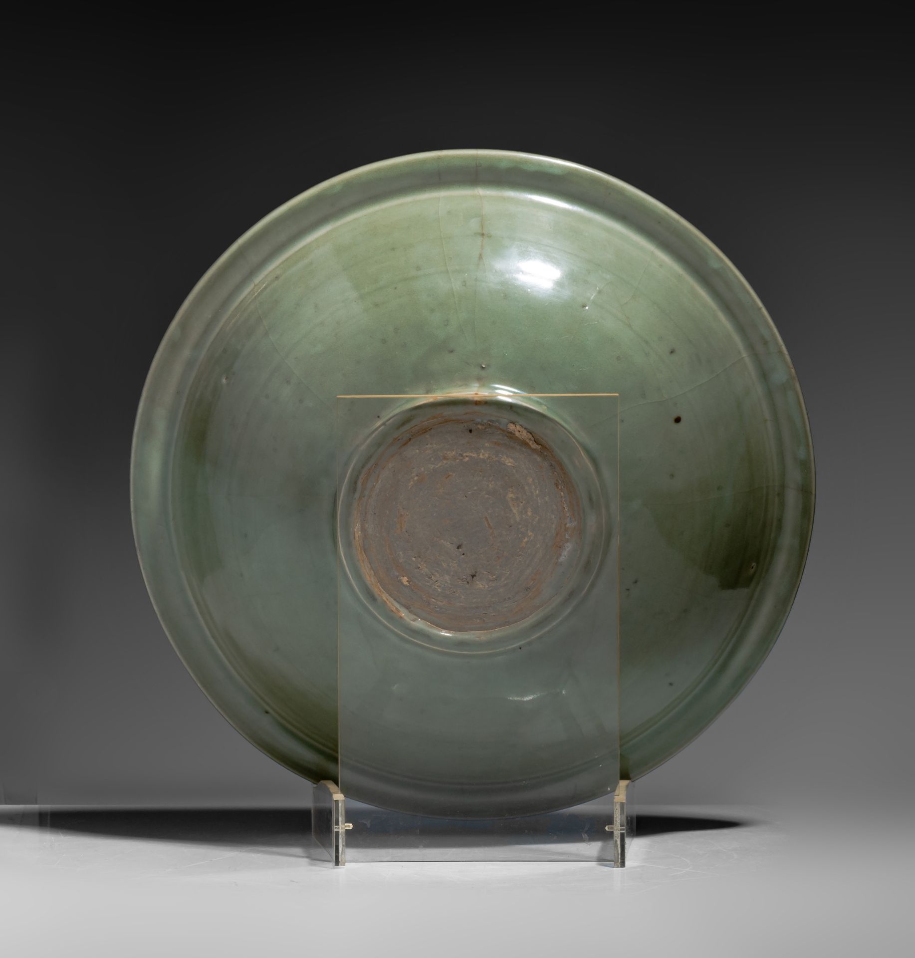 A Chinese carved Longquan celadon 'Crane' charger, Ming period, ø 37,5 cm - Bild 3 aus 3