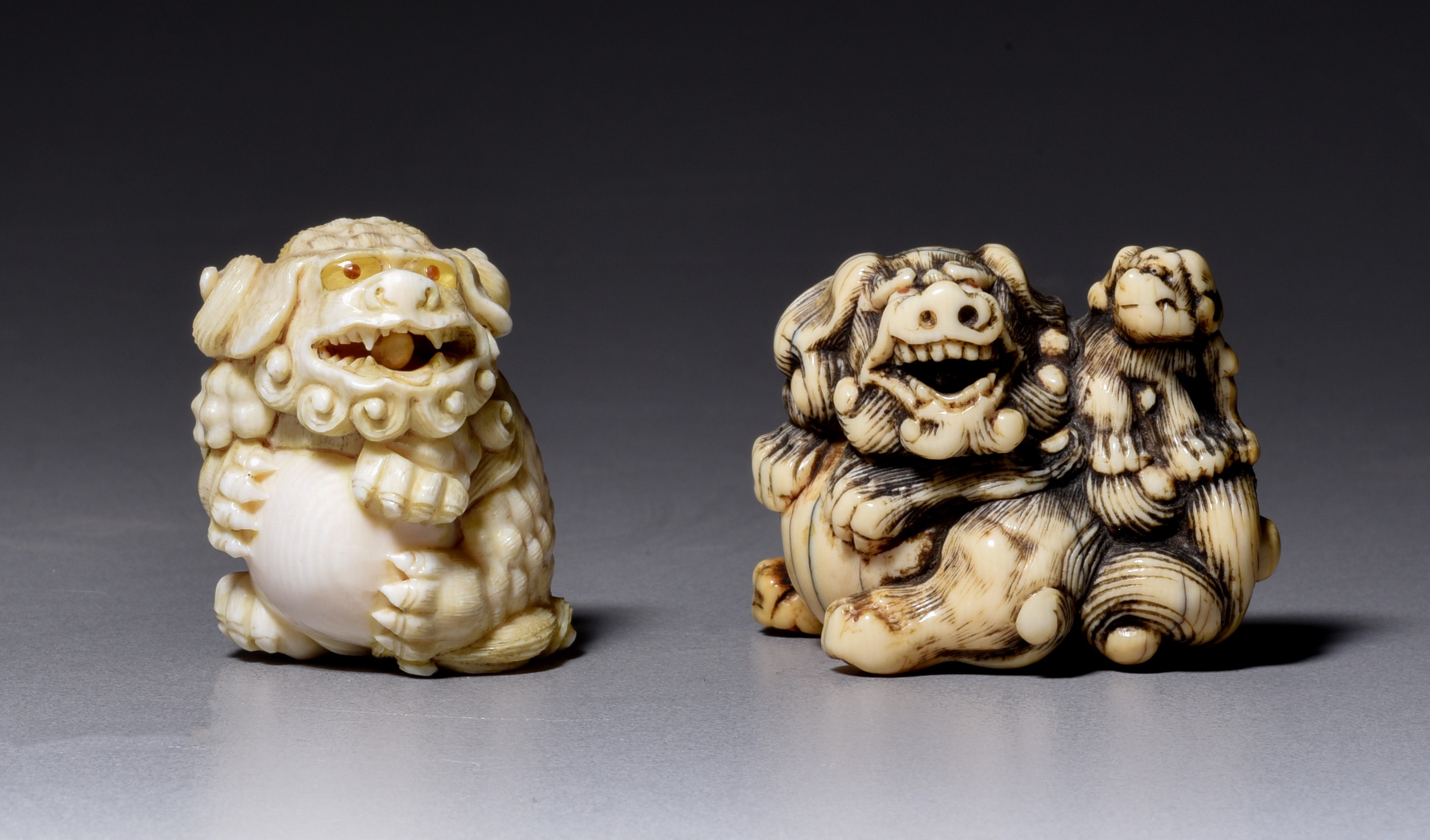 Two Japanese netsuke/okimono of shishi dogs, Edo/Meiji period, H 4 - 4,1 cm / 47g - 38g (+)