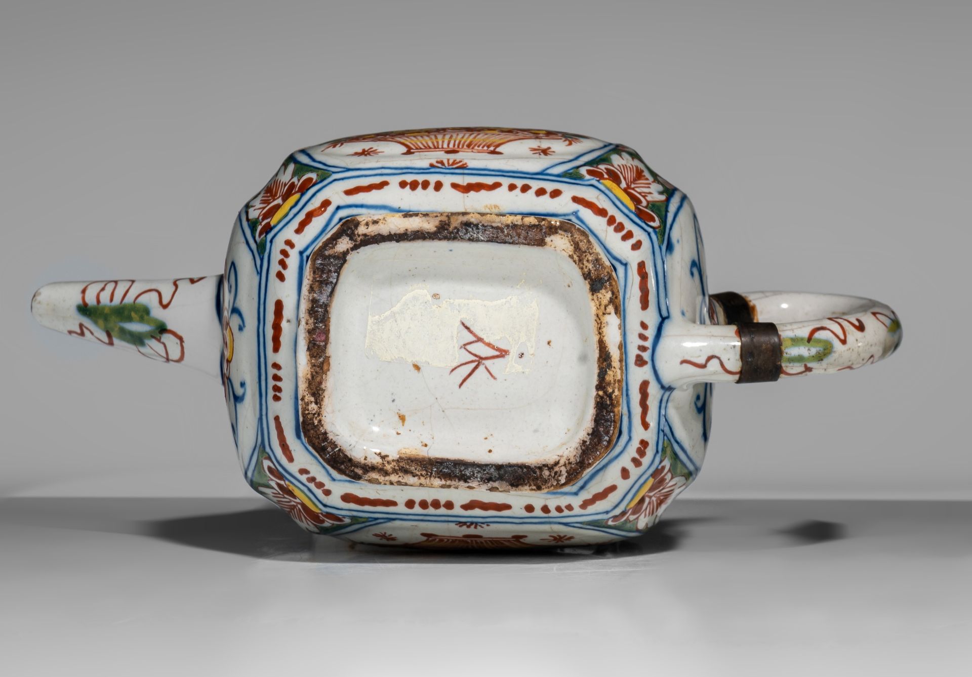 An 18thC Dutch Delft chinoiserie teapot, H 13 cm - Image 11 of 13