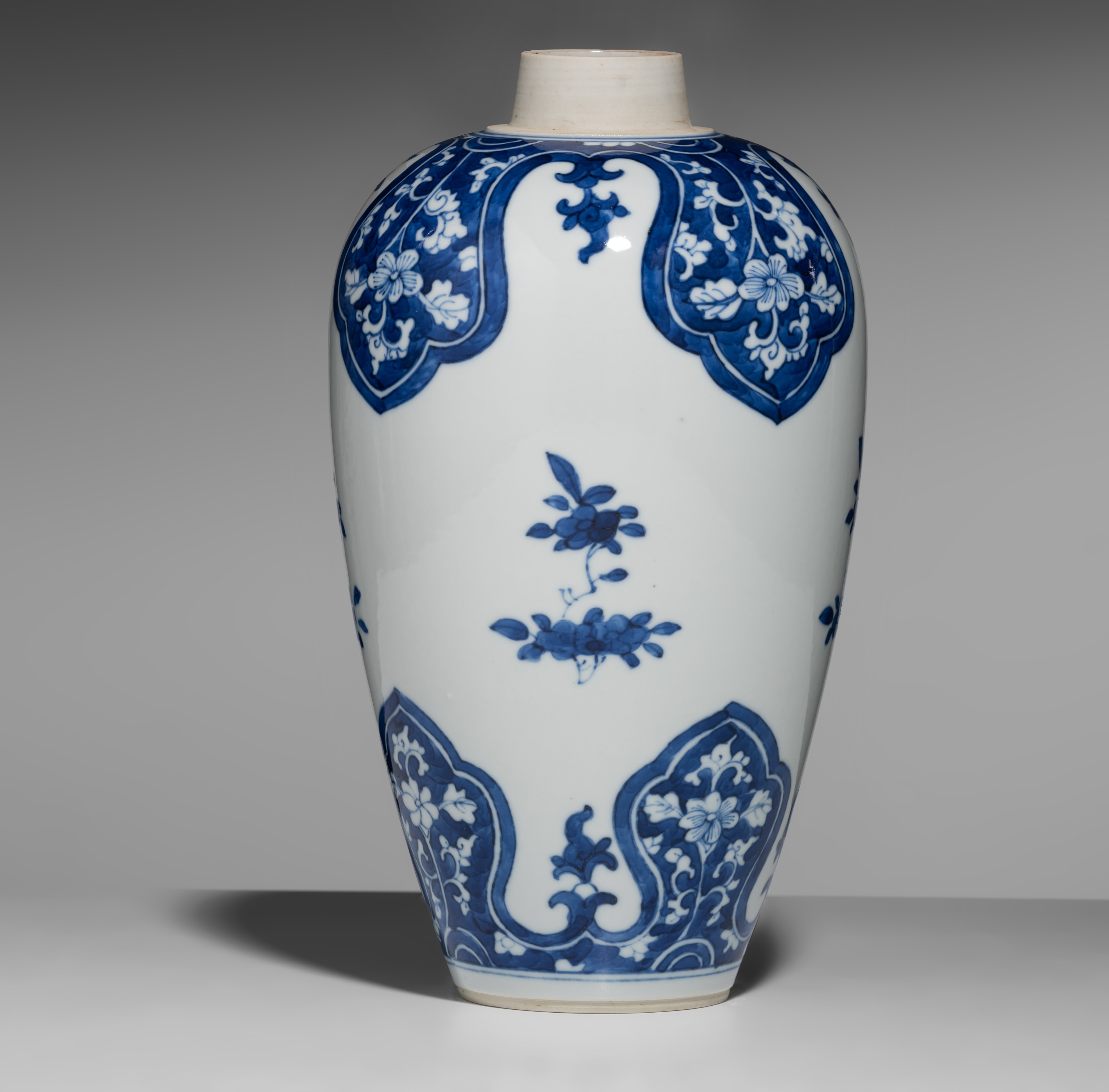 A Chinese blue and white jar, Kangxi period, H 24 cm - Image 5 of 7