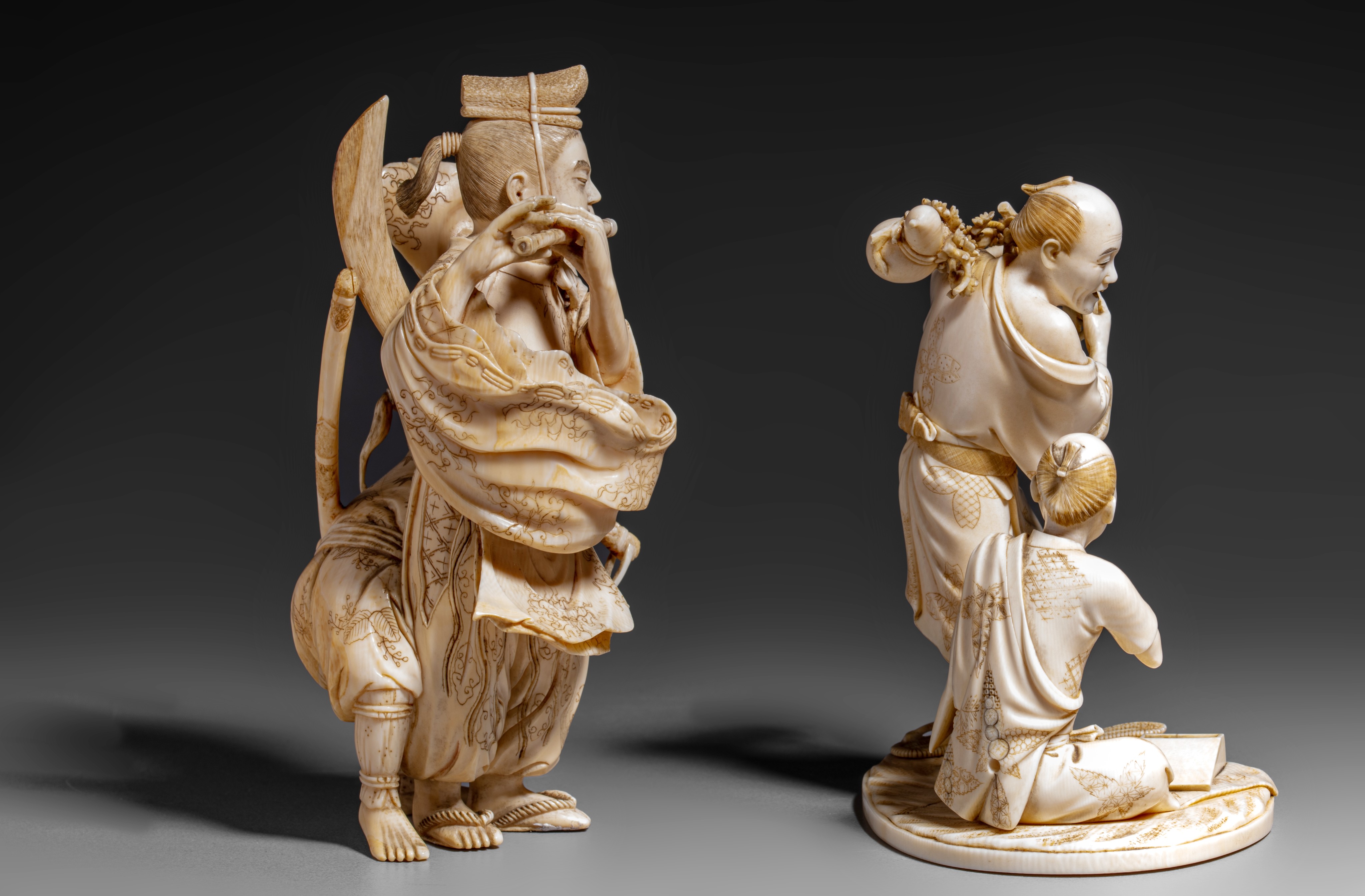 Two Japanese ivory okimono of a group of figures, H 11,2 cm - 13,3 cm, 195 - 233 g (+) - Image 4 of 7