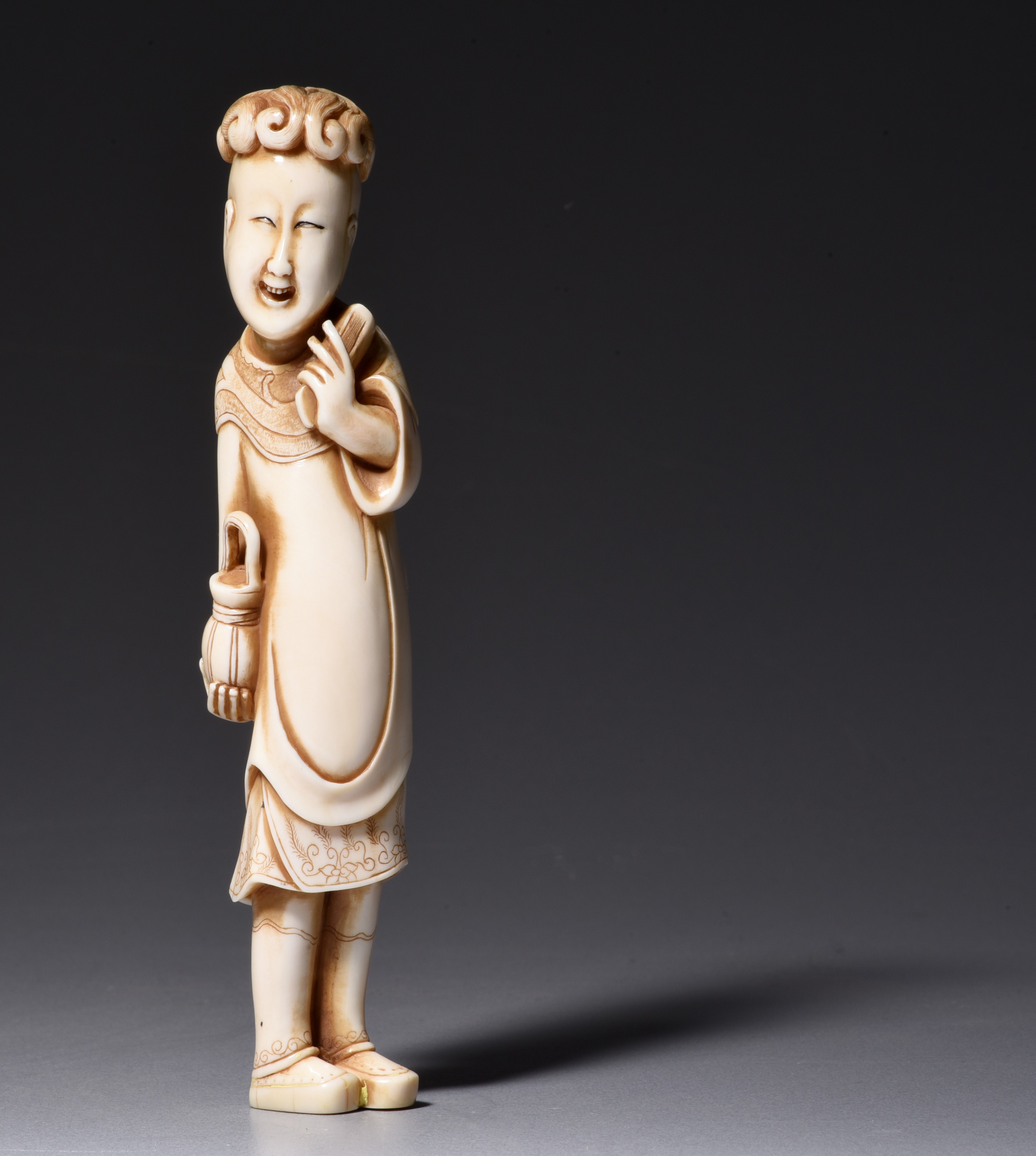 A Chinese ivory figure sculpted in Ming style, 19th century, H 14,2 cm, 79 g (+)