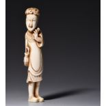 A Chinese ivory figure sculpted in Ming style, 19th century, H 14,2 cm, 79 g (+)