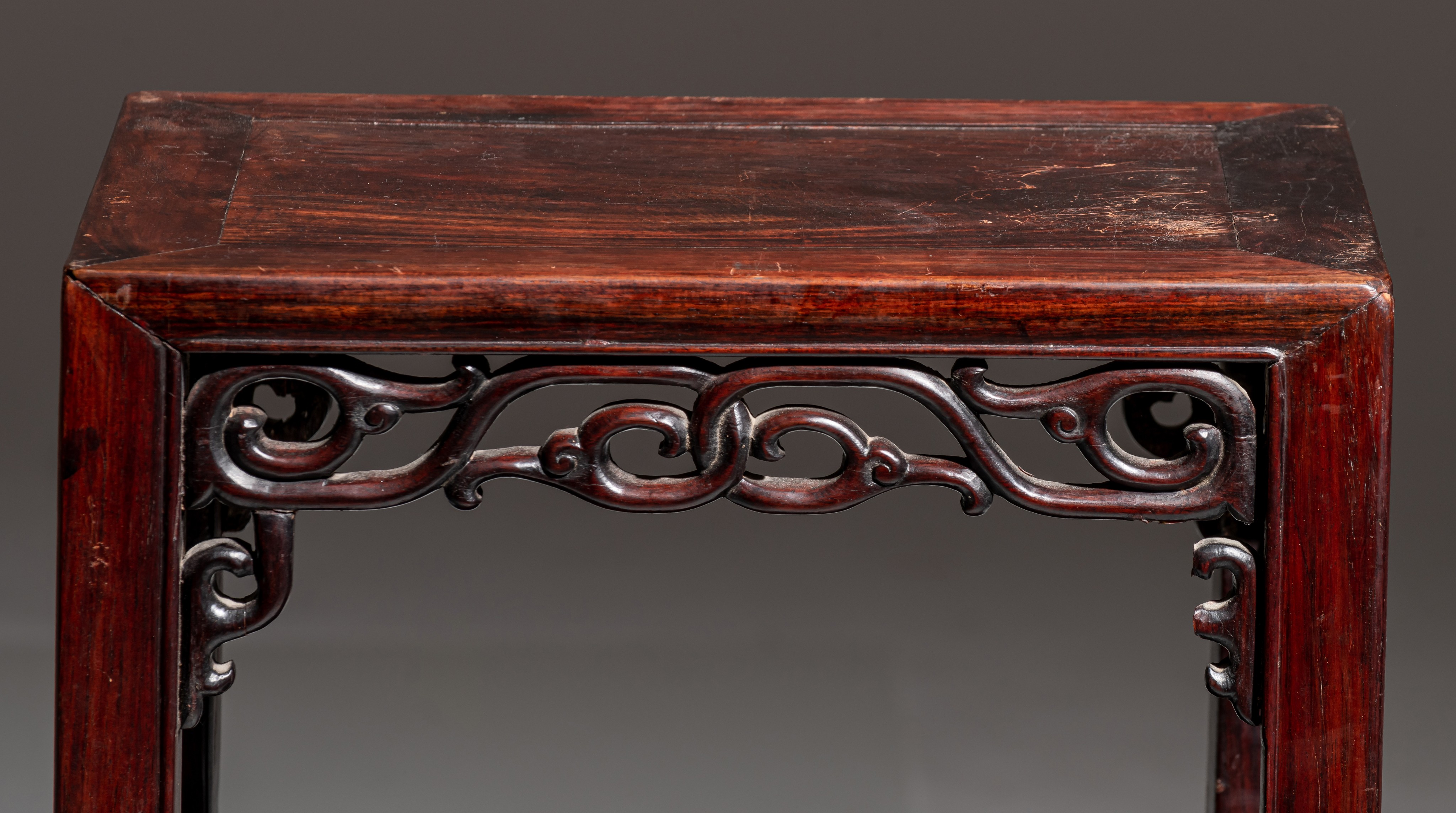 A pair of Chinese rosewood high stands, late Qing/Republic period, H 79,5 - 81 cm - Image 9 of 9