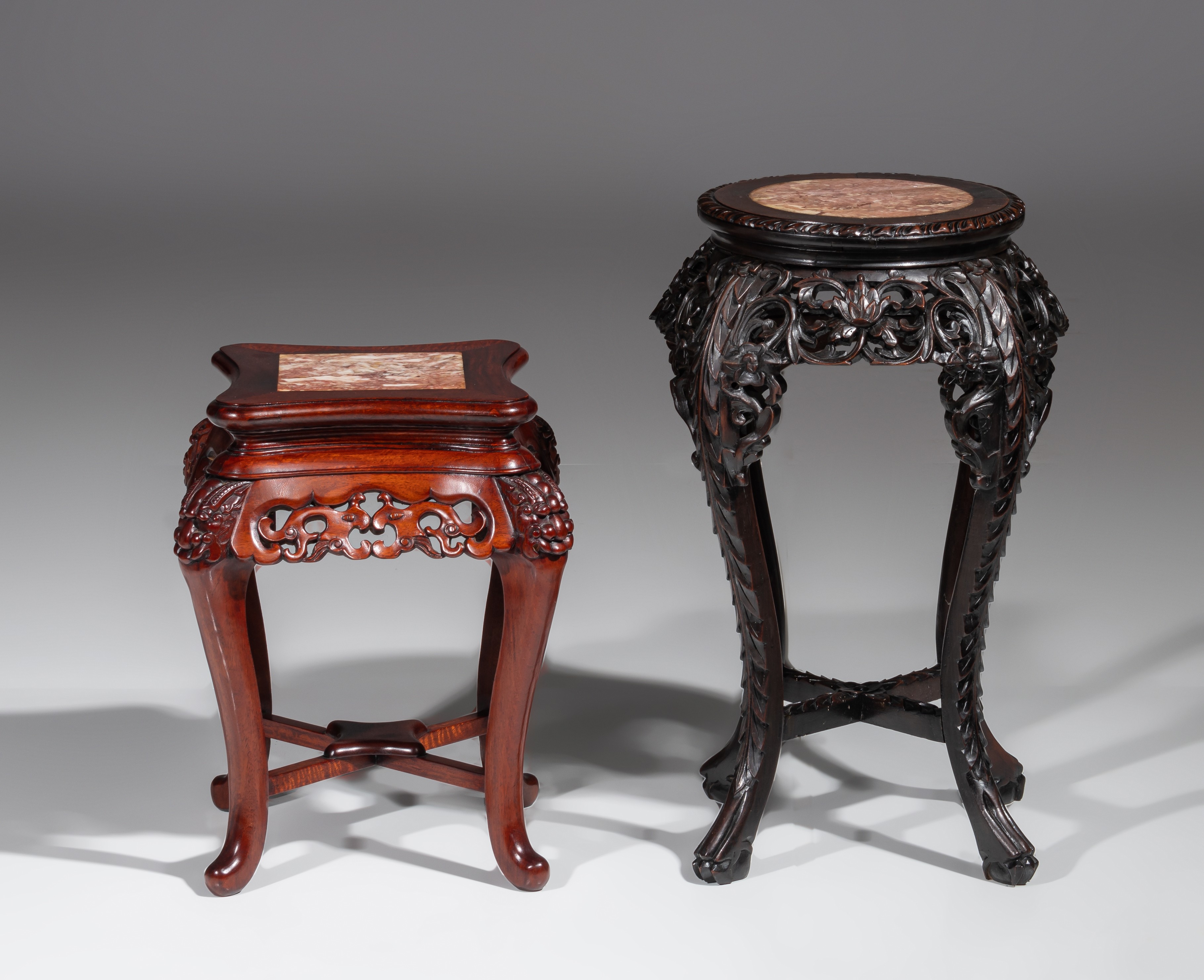 A collection of four carved low hardwood stands, with marble tops, late Qing, tallest H 61,5 cm (4) - Image 5 of 13