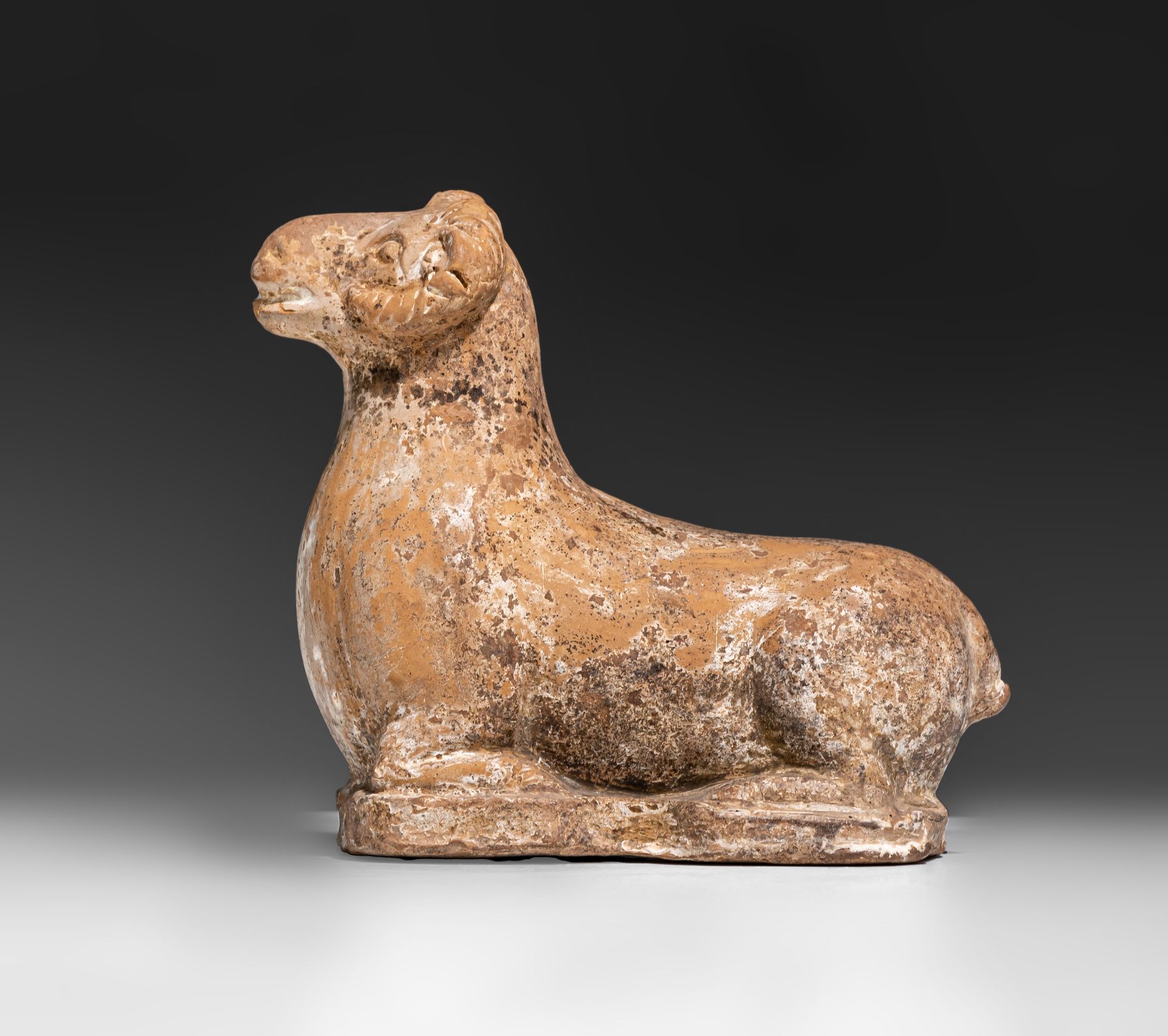 A Chinese Han pottery figure of a recumbent ram, Han dynasty, L 16 - H 11,9 cm - Bild 5 aus 9