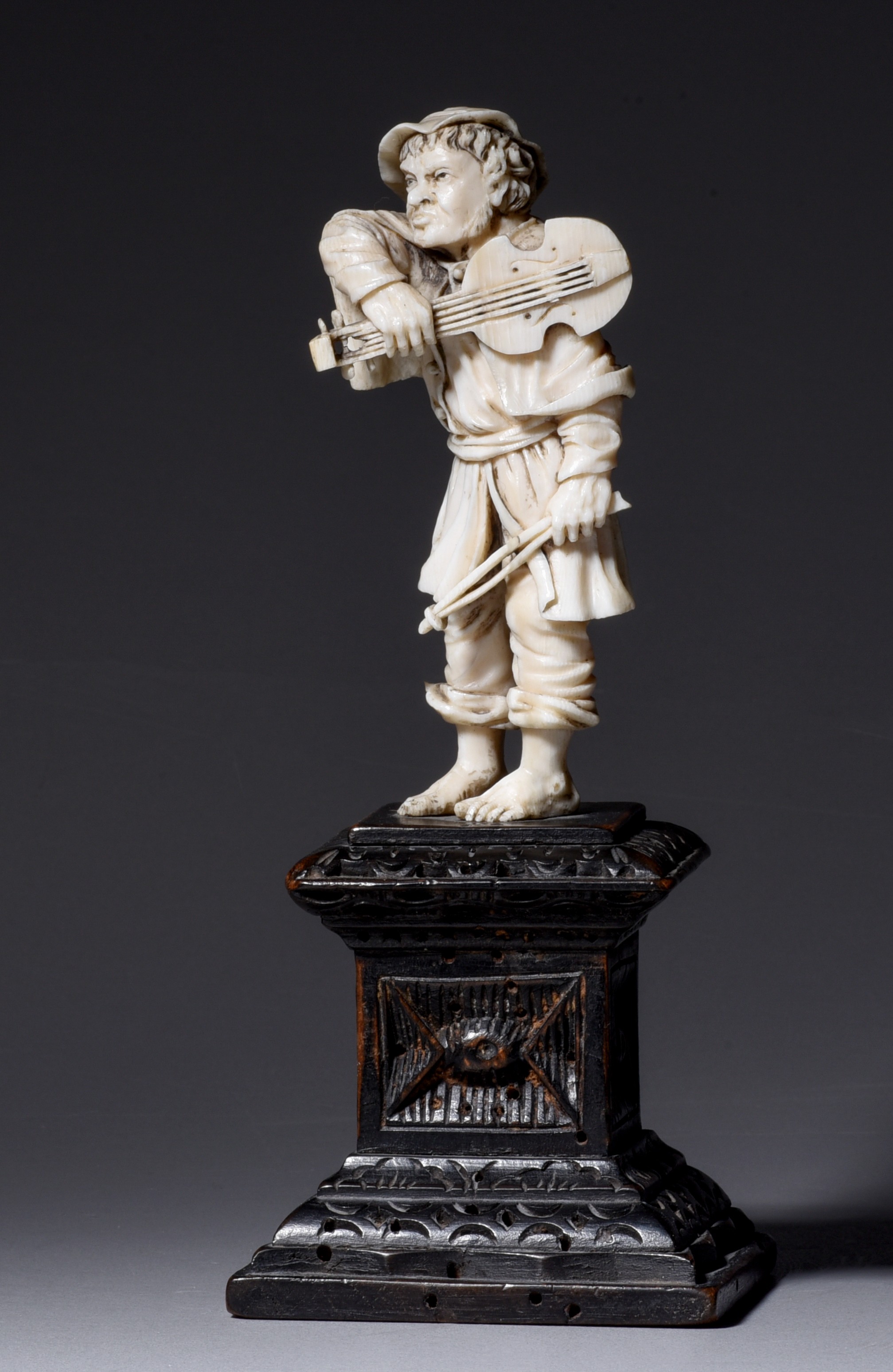 An ivory fiddler, probably Paris, 18th/19th century, H 20,3 cm - 11,9 cm (+) - Image 2 of 5