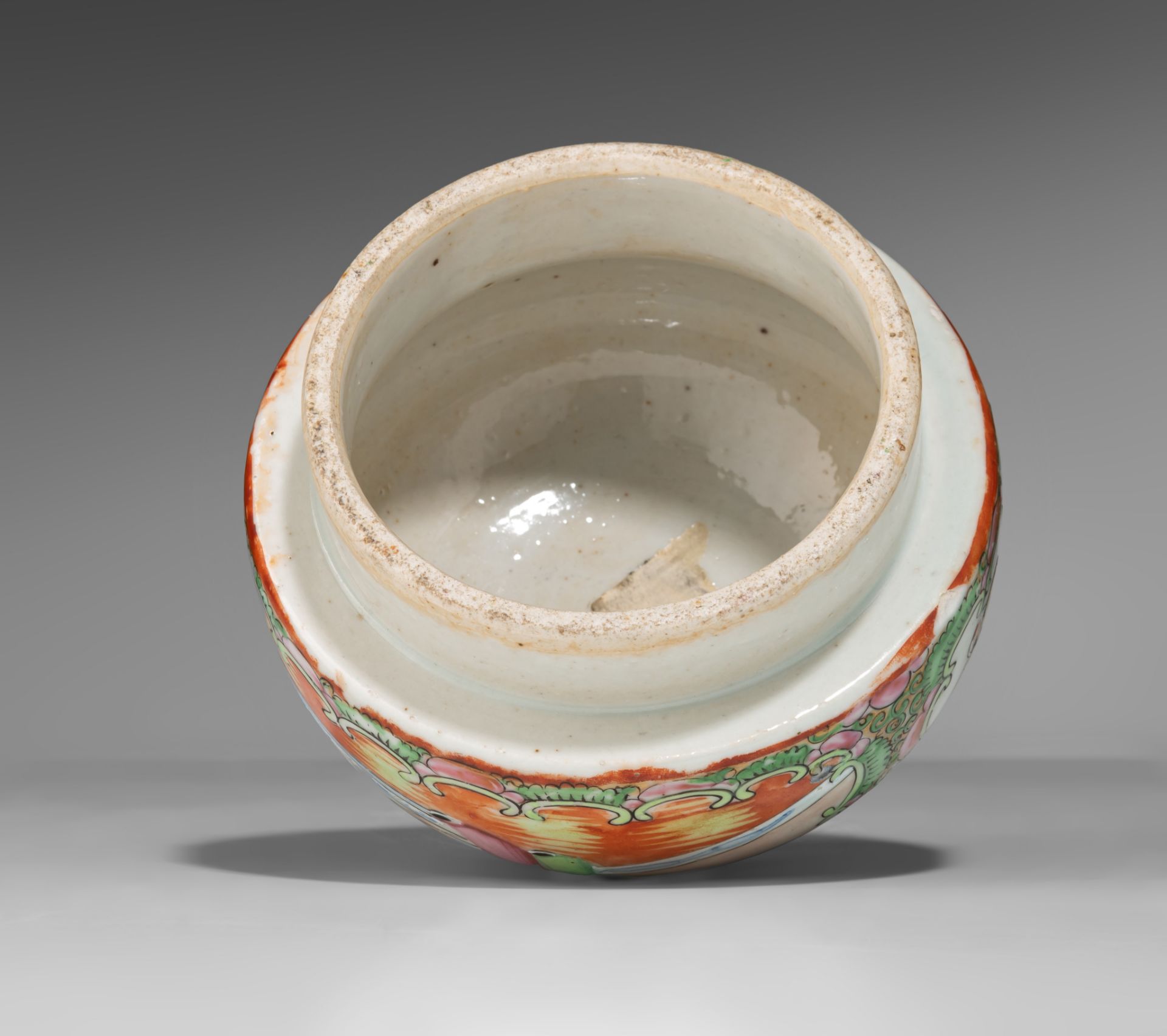 A Chinese Canton vase and lid, 19thC, H 66 cm - Image 9 of 9