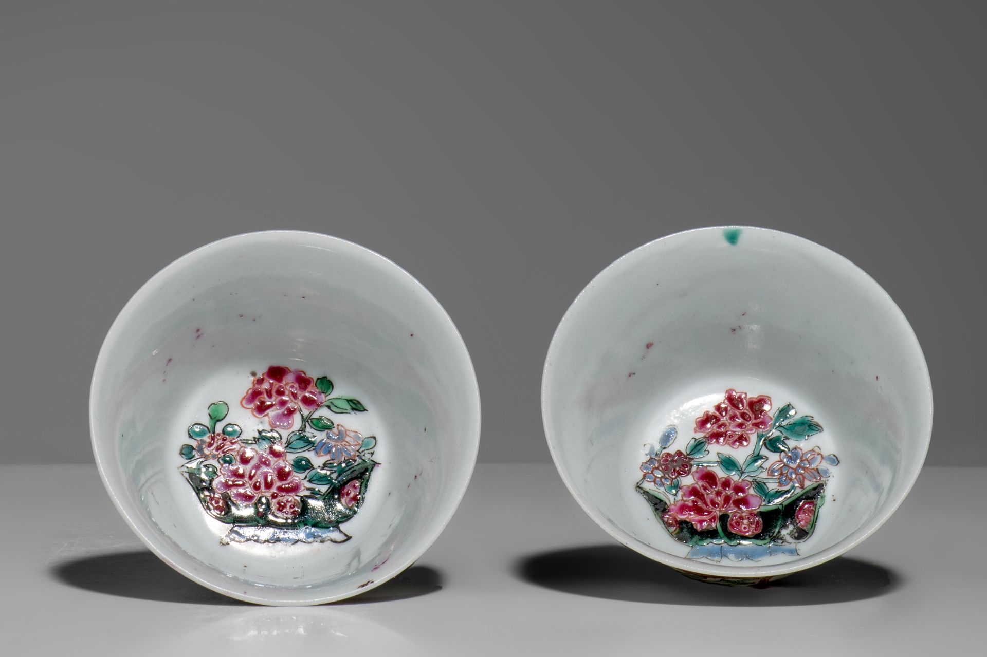 A set of Chinese famille rose and famille noire cup and saucer, and a second cup, 18thC, H 4 - ø 7 ( - Bild 8 aus 8